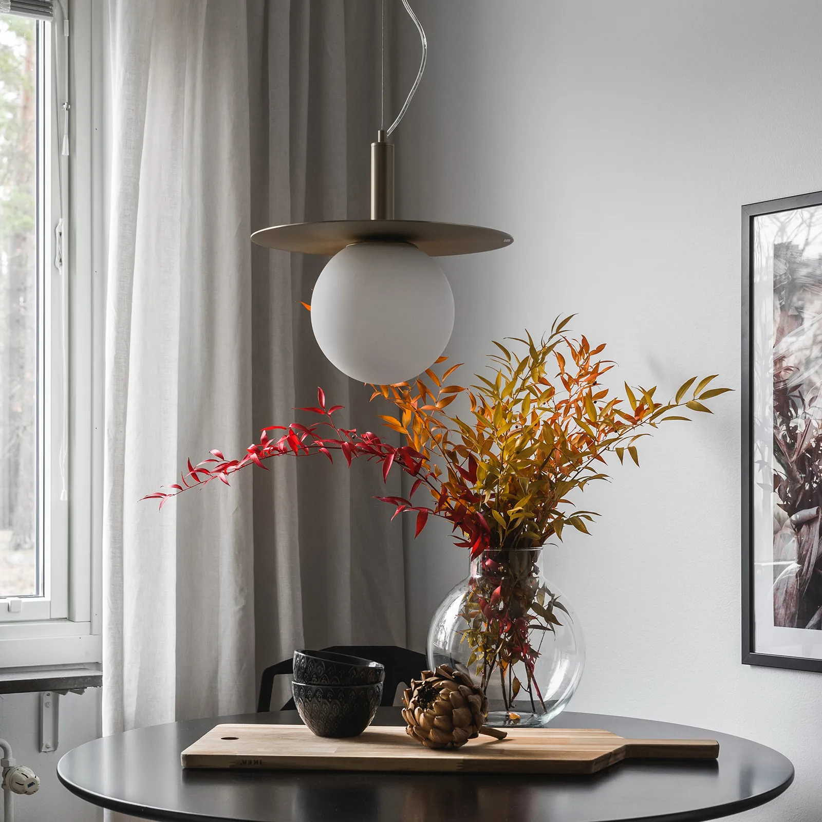 Art Deco taklampa, Mässing-opalglas Globen Lighting