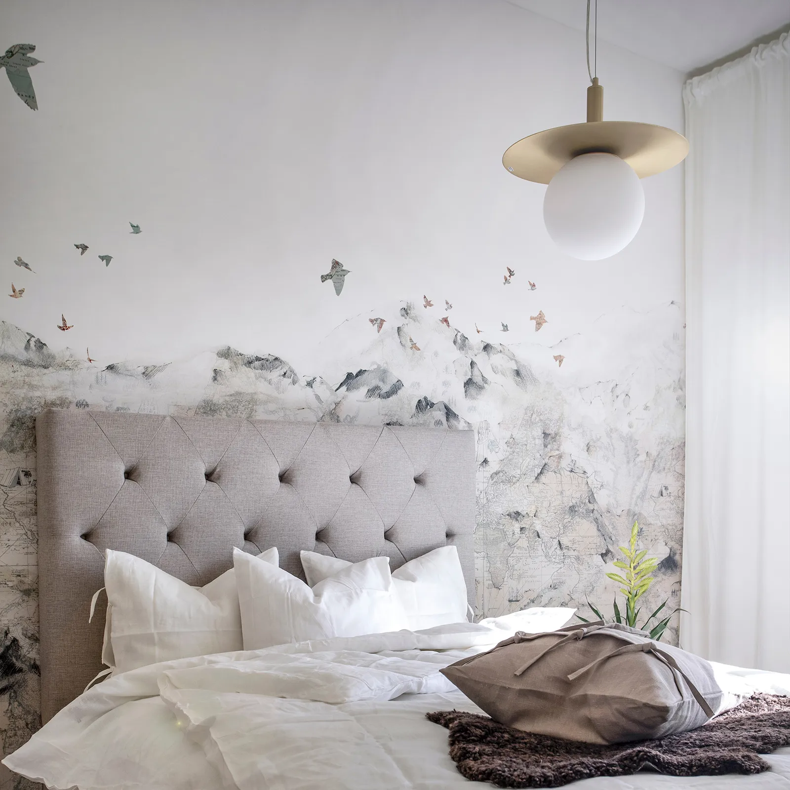 Art Deco taklampa, Mässing-opalglas Globen Lighting