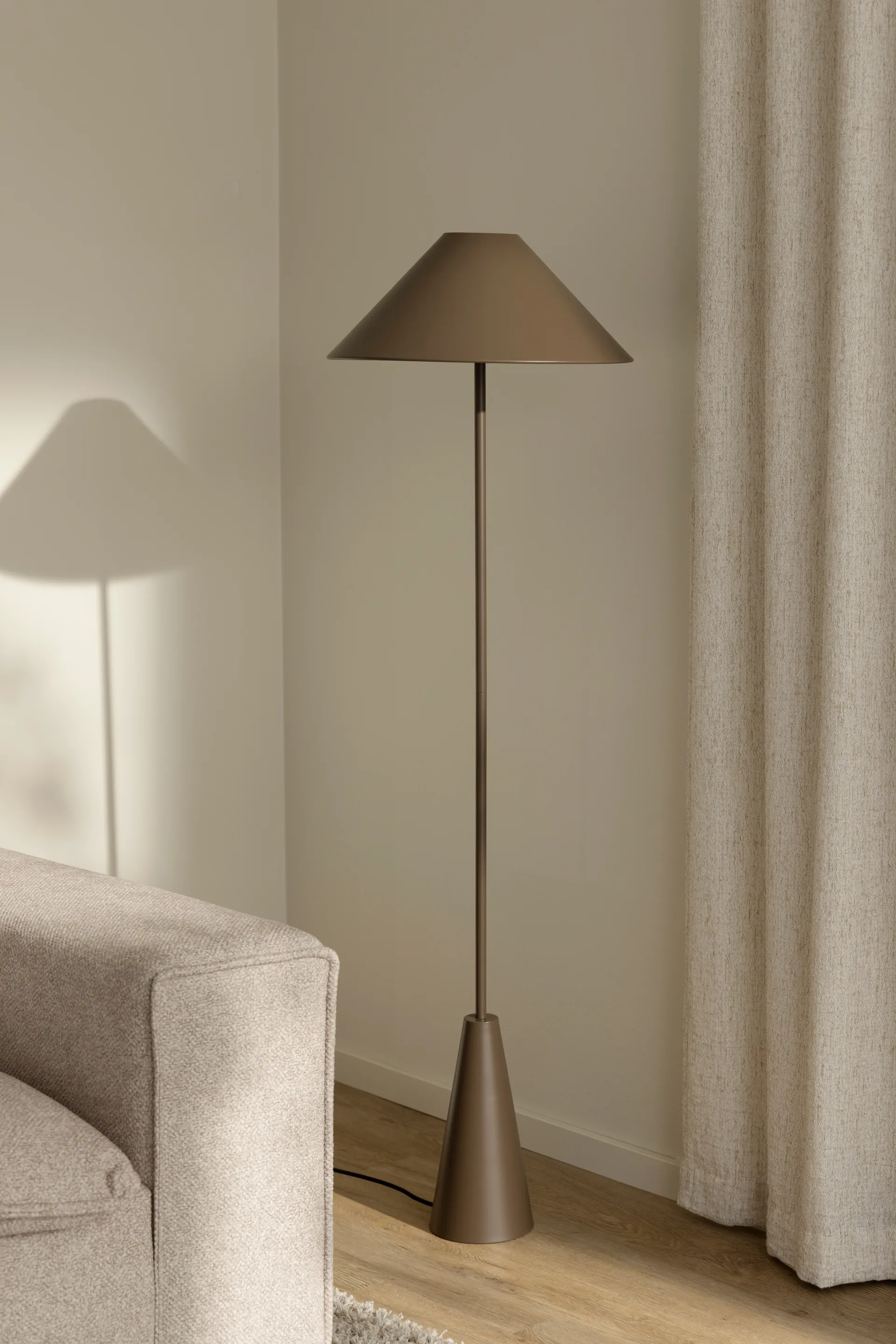Cannes golvlampa 140 cm, Mocha Globen Lighting