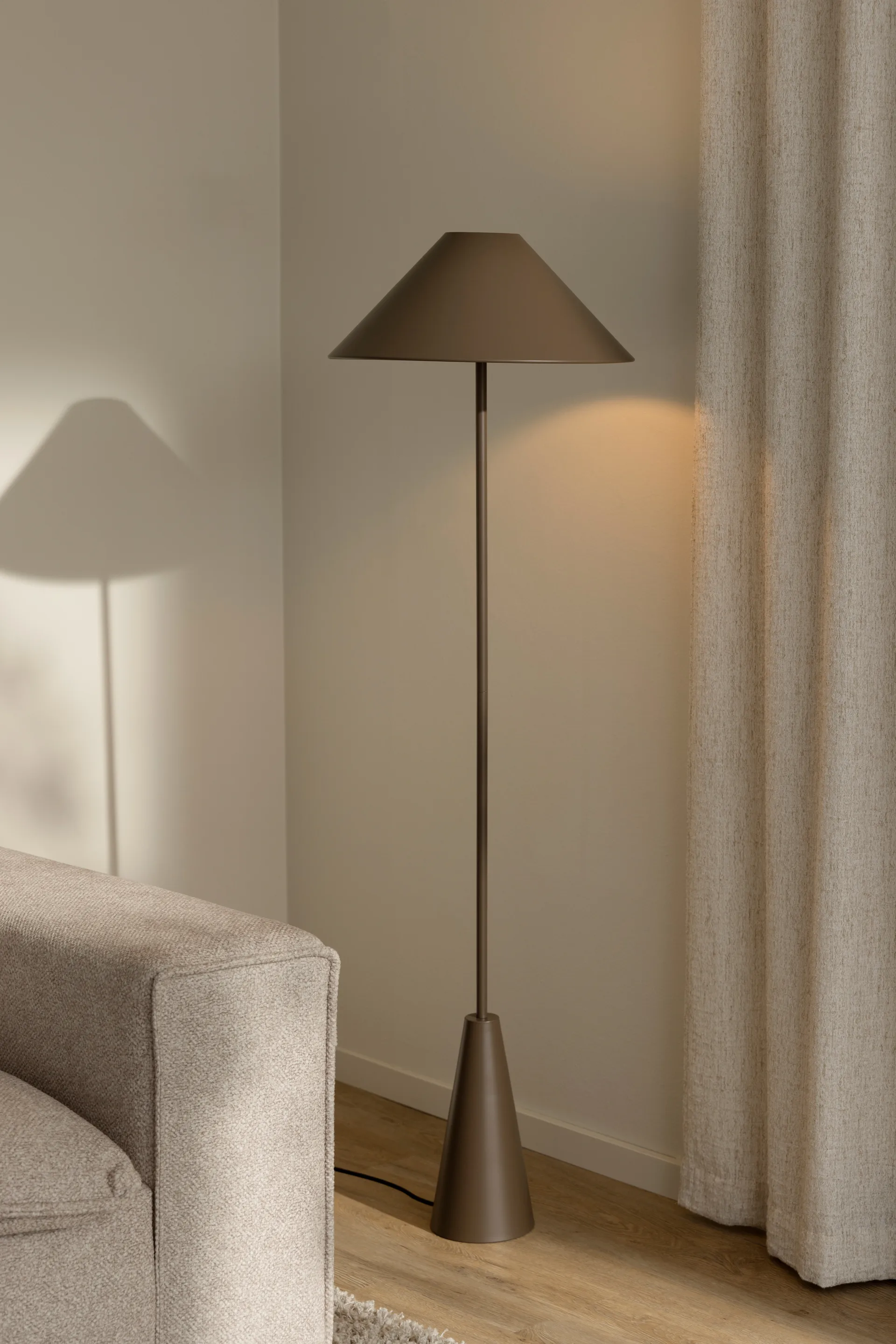 Cannes golvlampa 140 cm, Mocha Globen Lighting