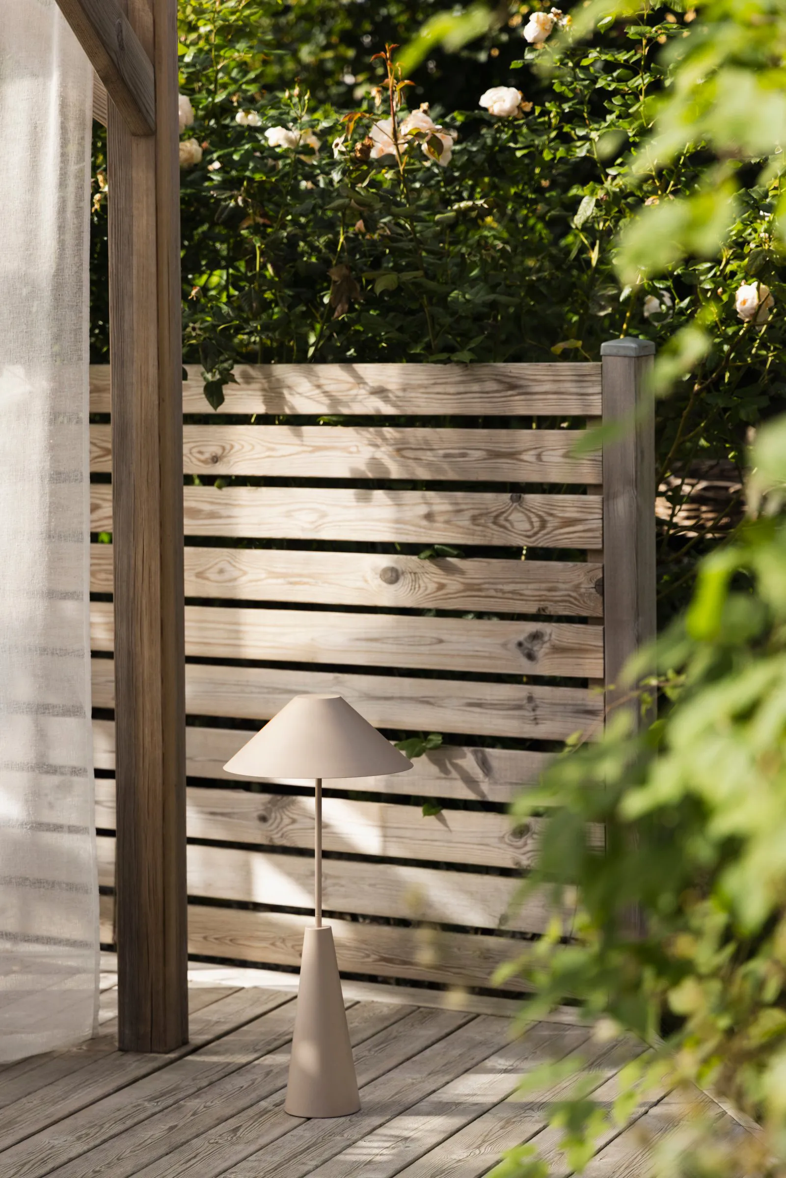 Cannes golvlampa portabel, Mud Globen Lighting