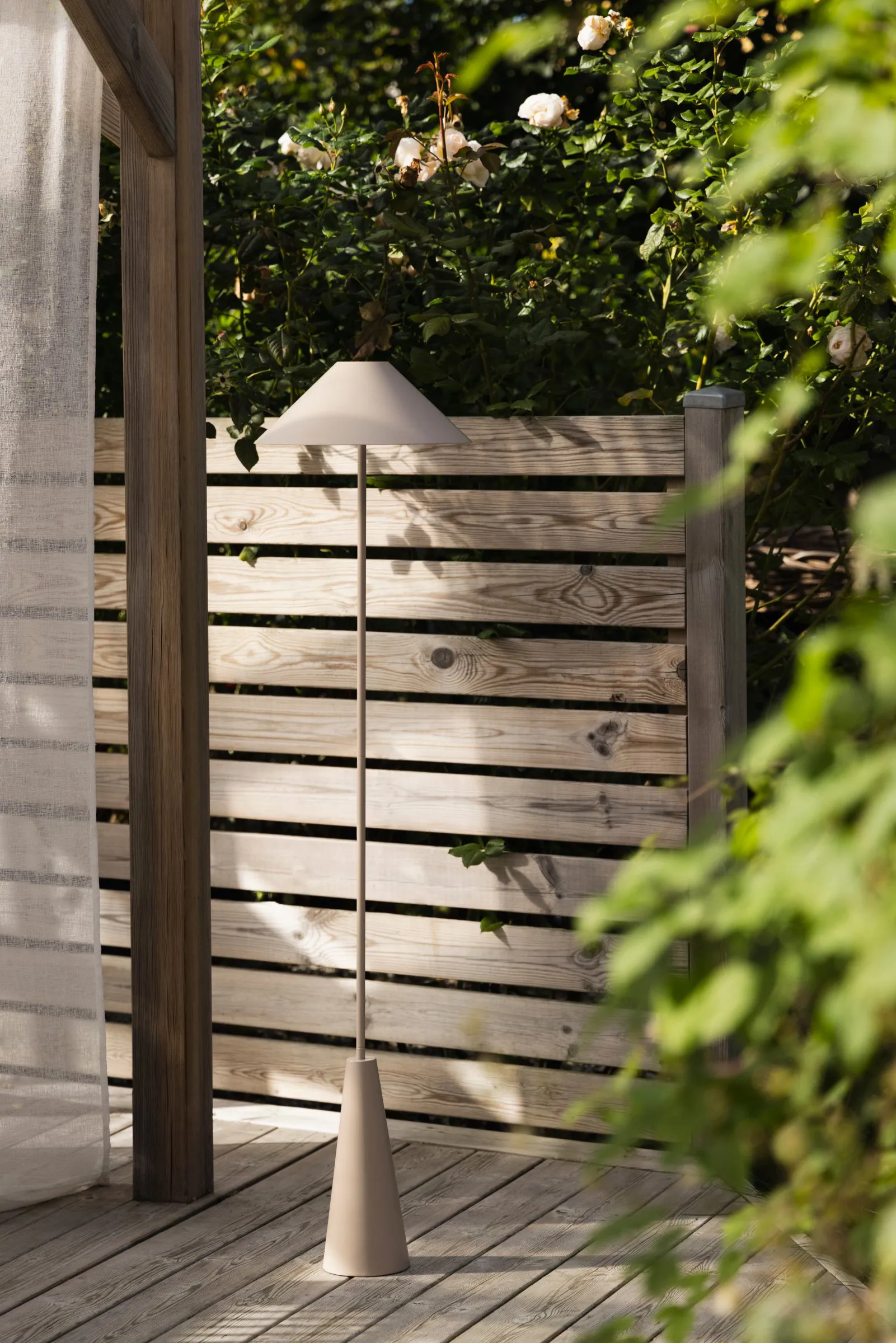 Cannes golvlampa portabel, Mud Globen Lighting