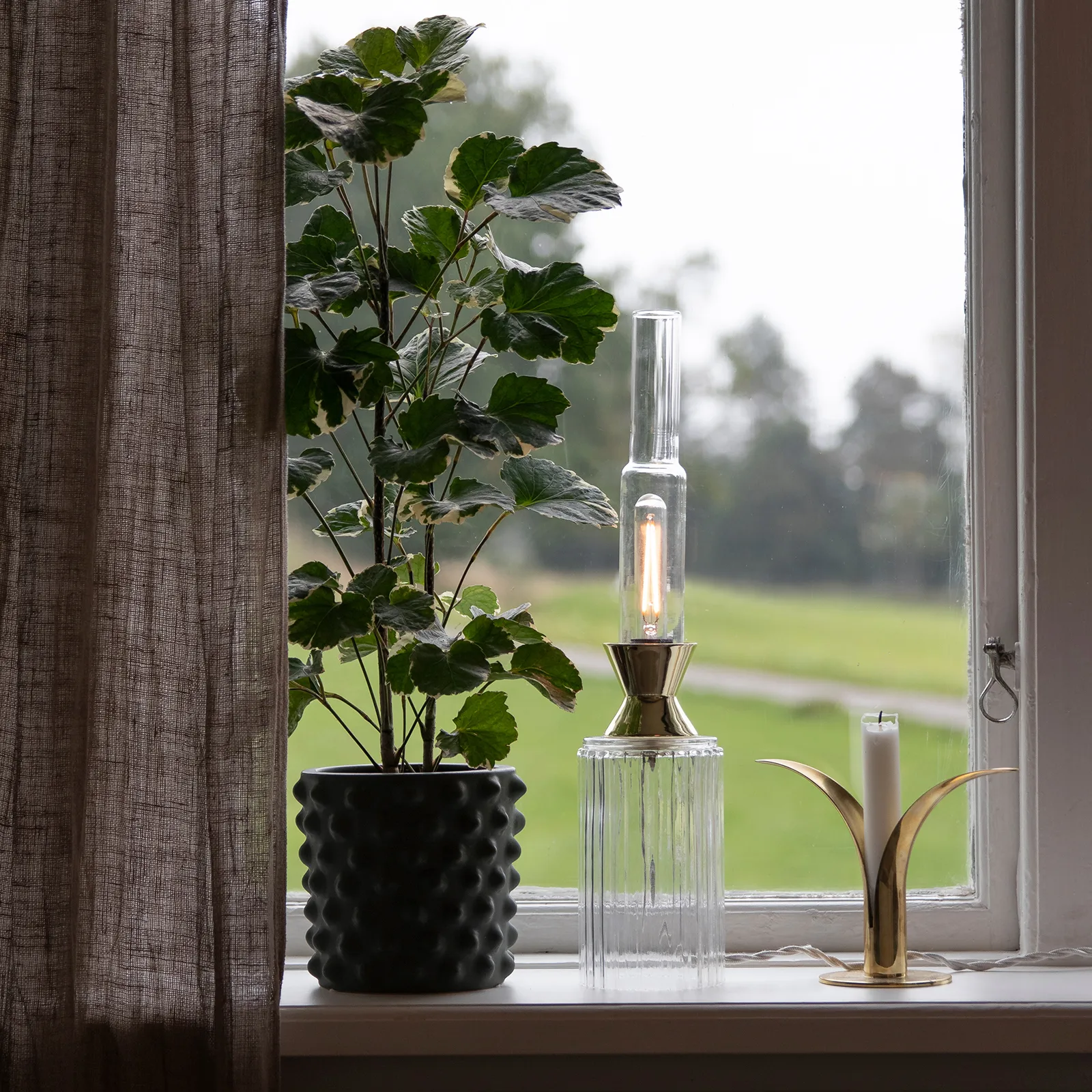 Ester bordslampa, Klar-mässing Globen Lighting