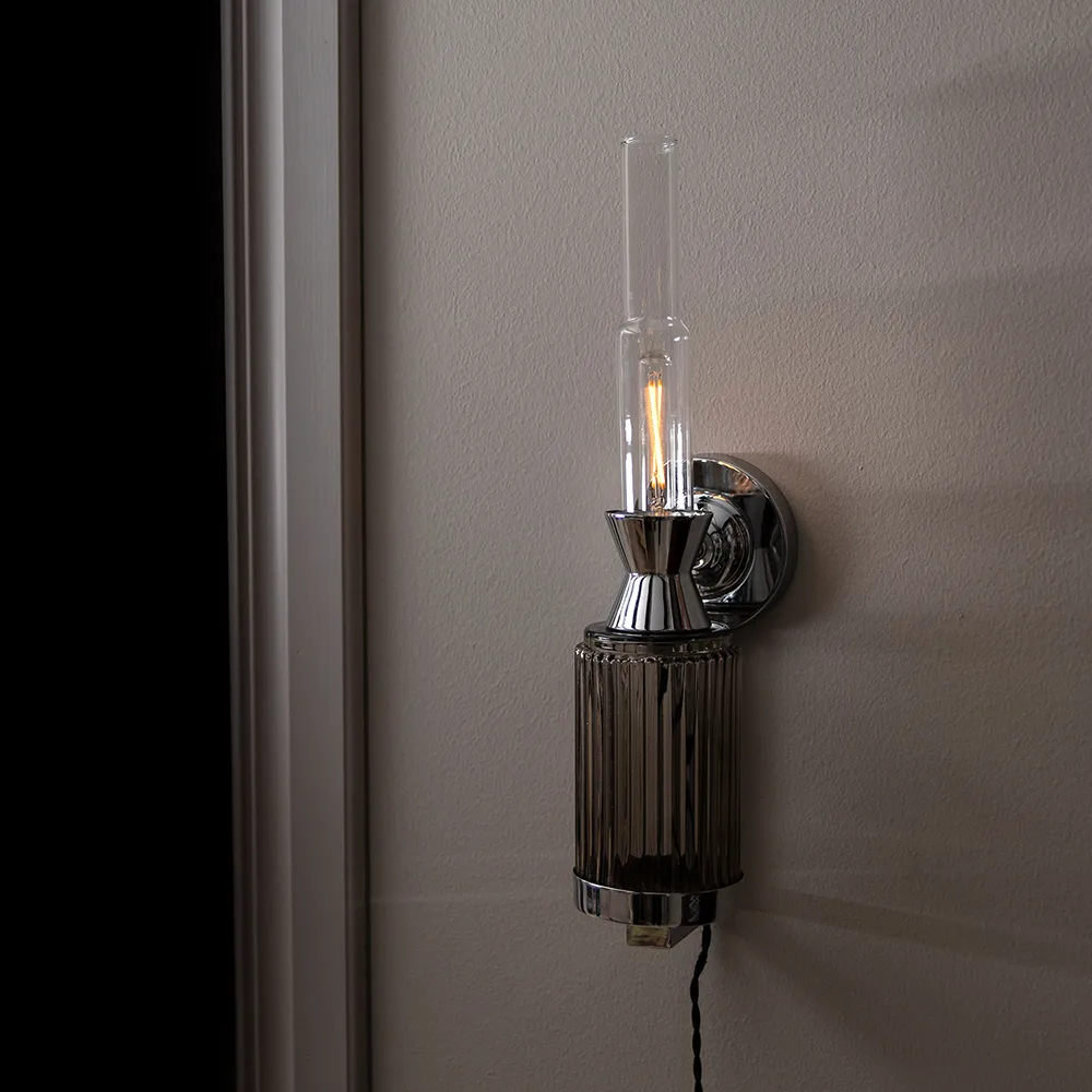 Ester vägglampa, rök/krom Globen Lighting