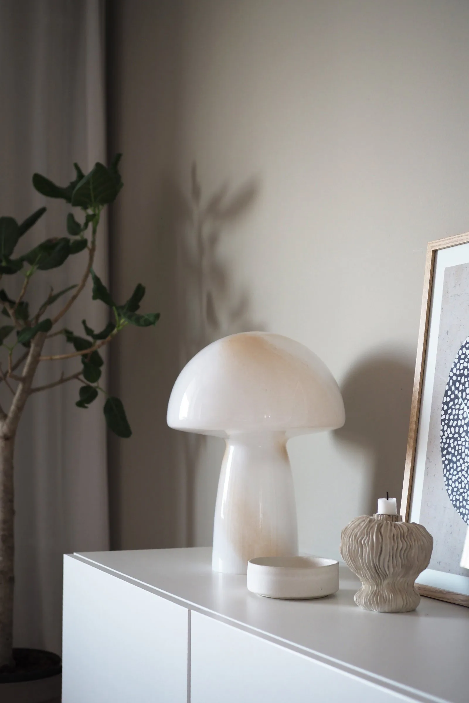 Fungo bordslampa beige, Ø30 cm H42 cm Globen Lighting