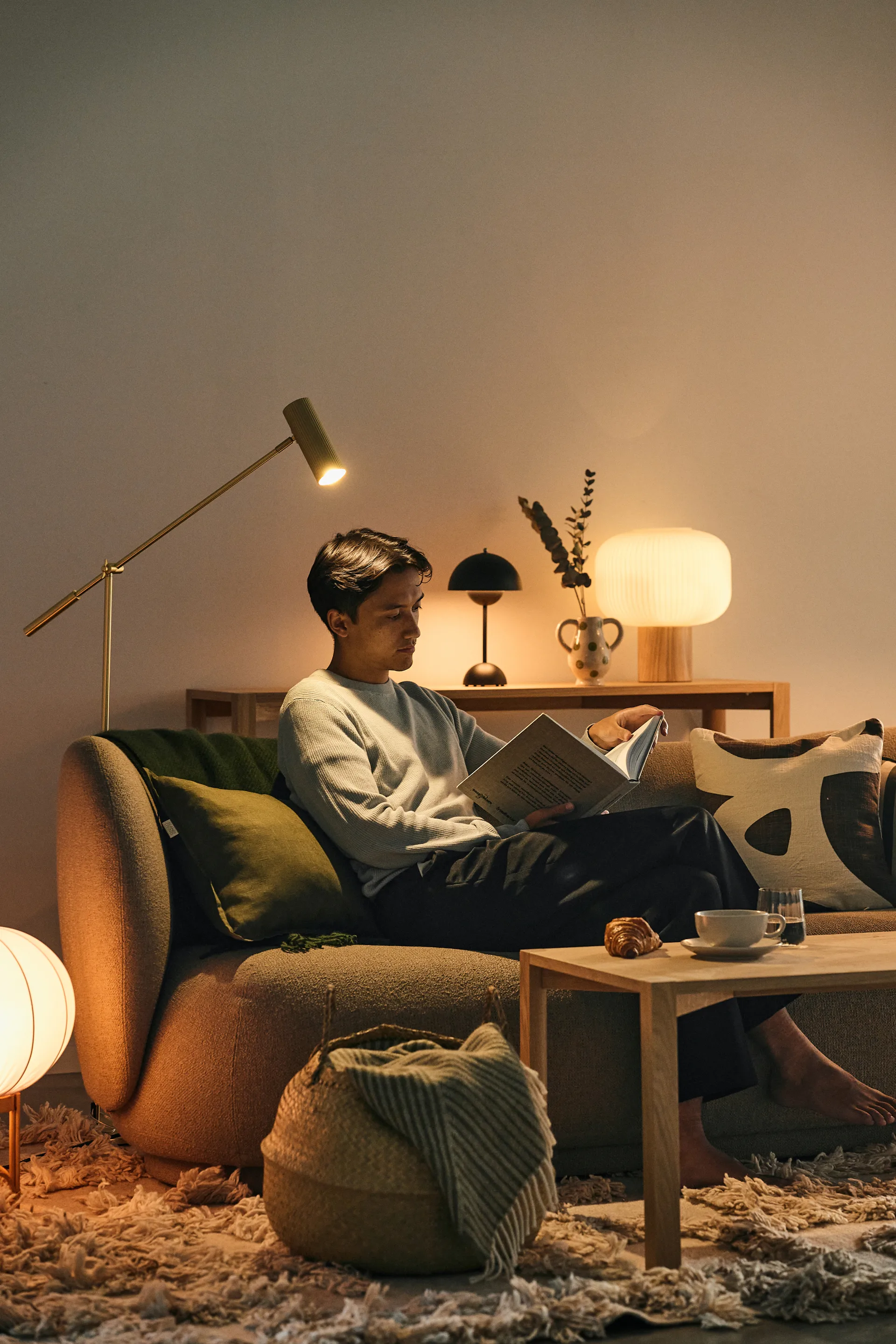 Hubble golvlampa, Borstad mässing Globen Lighting