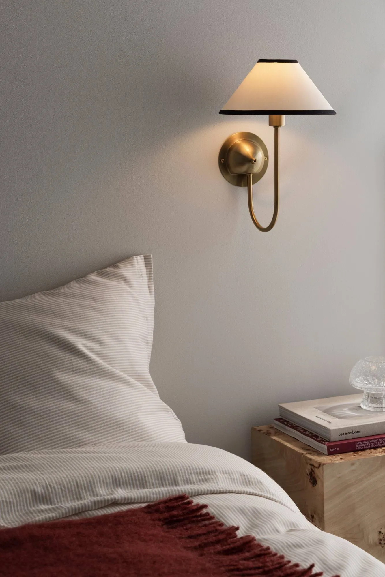 Iris vägglampa, Creme-noir Globen Lighting