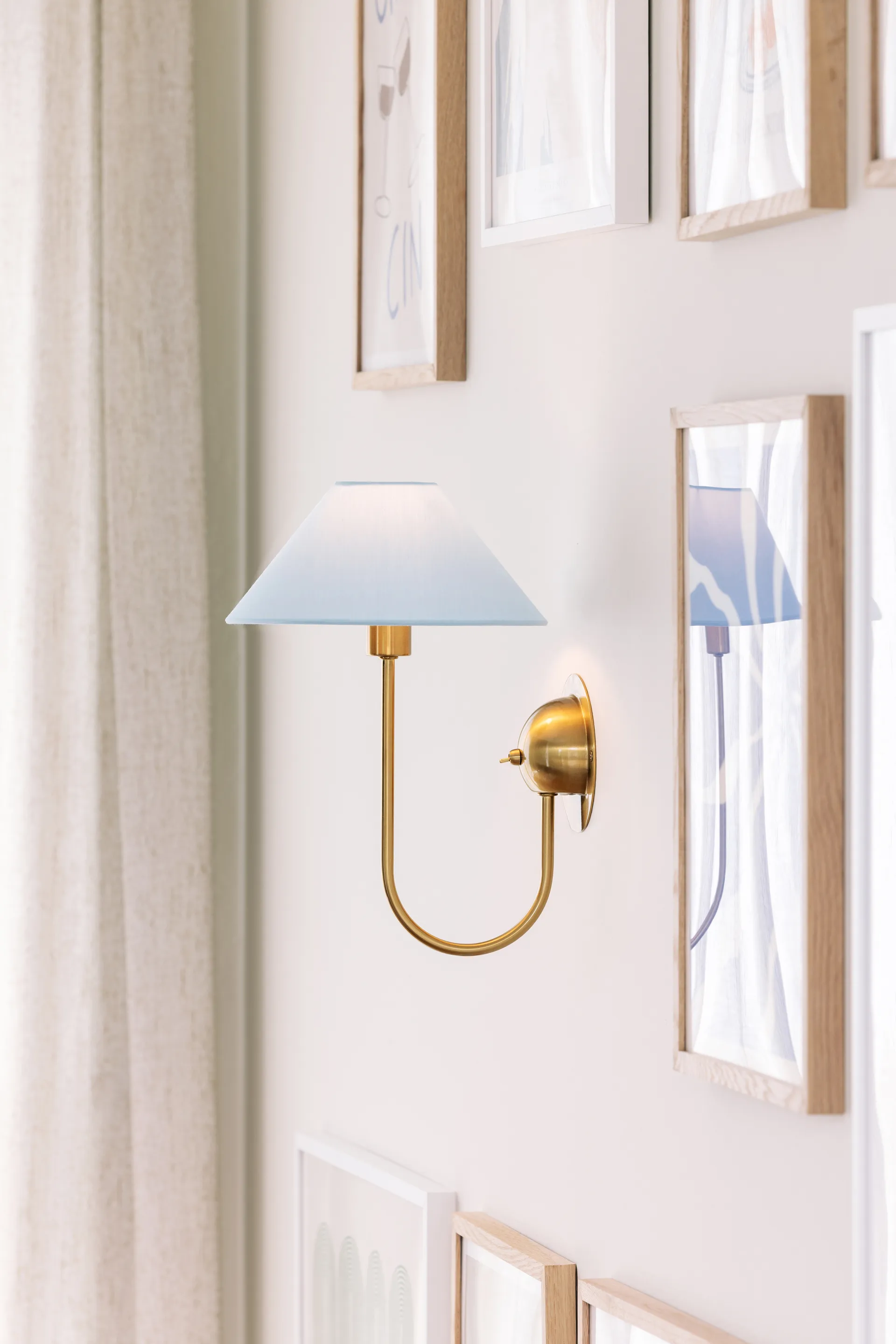 Iris vägglampa, Duvblå Globen Lighting