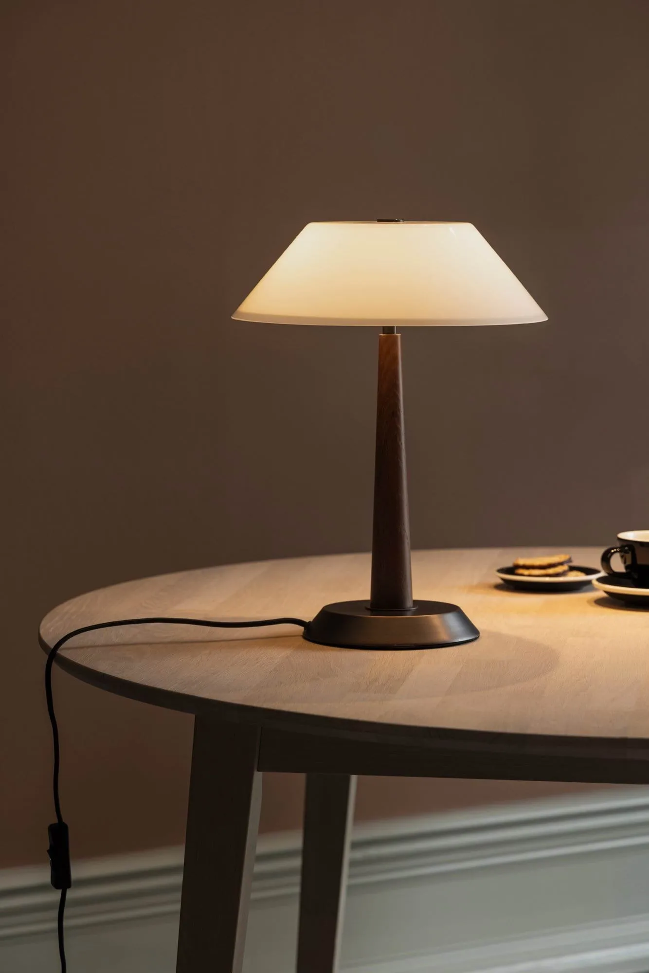 Ligna bordslampa, Brunbetsad, Ø29x39,2 cm Globen Lighting