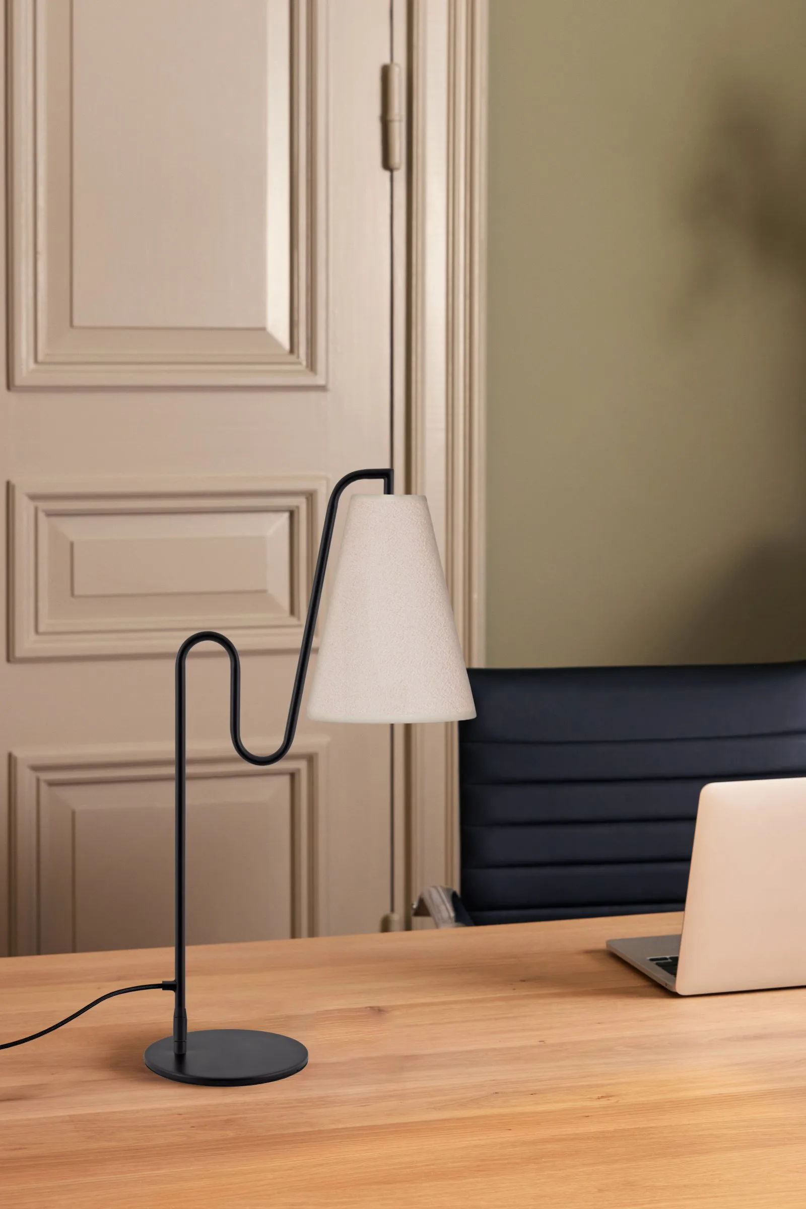 Lou bordslampa, Vit bouclé-svart Globen Lighting