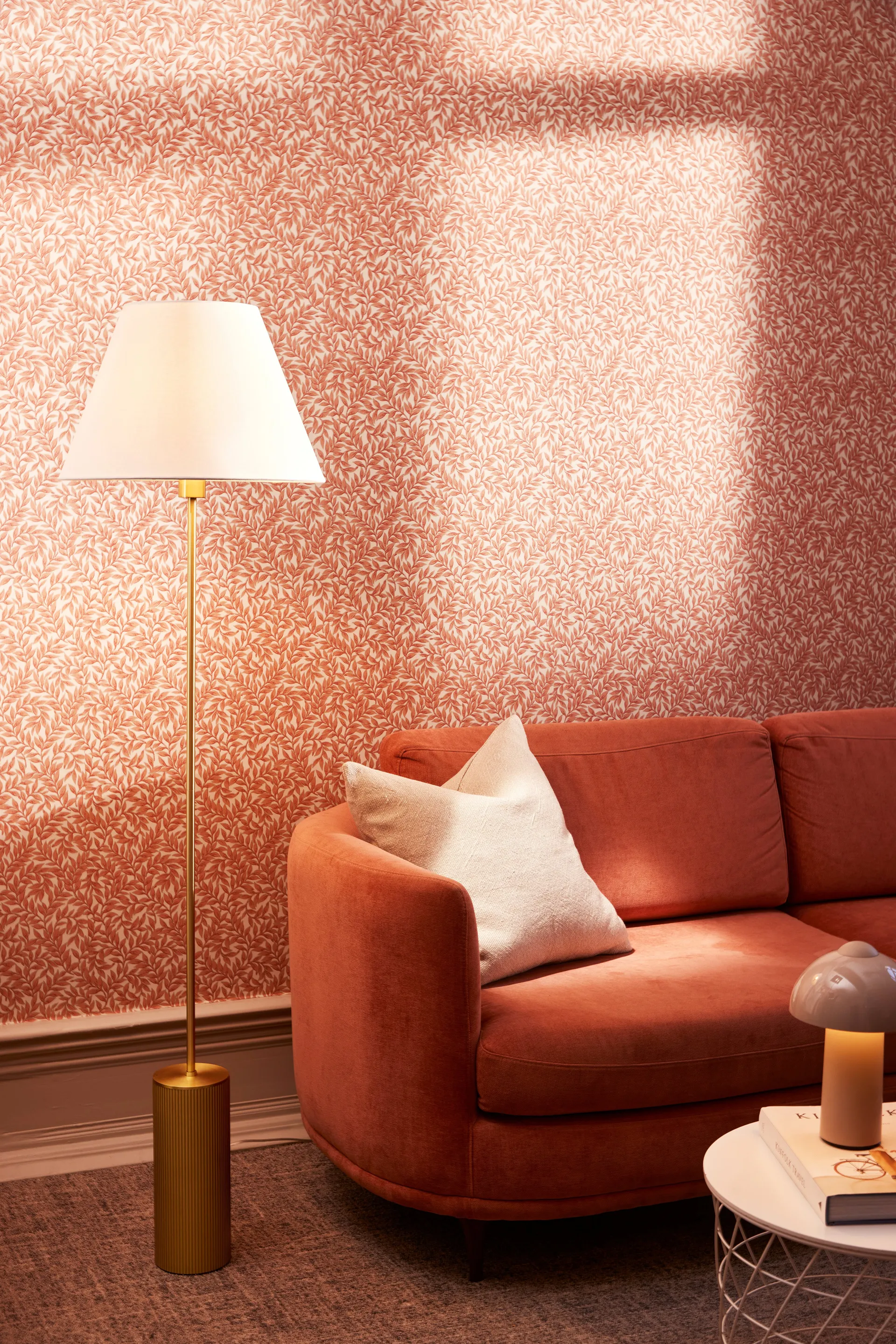 Rib lampstativ golv, Borstad mässing Globen Lighting