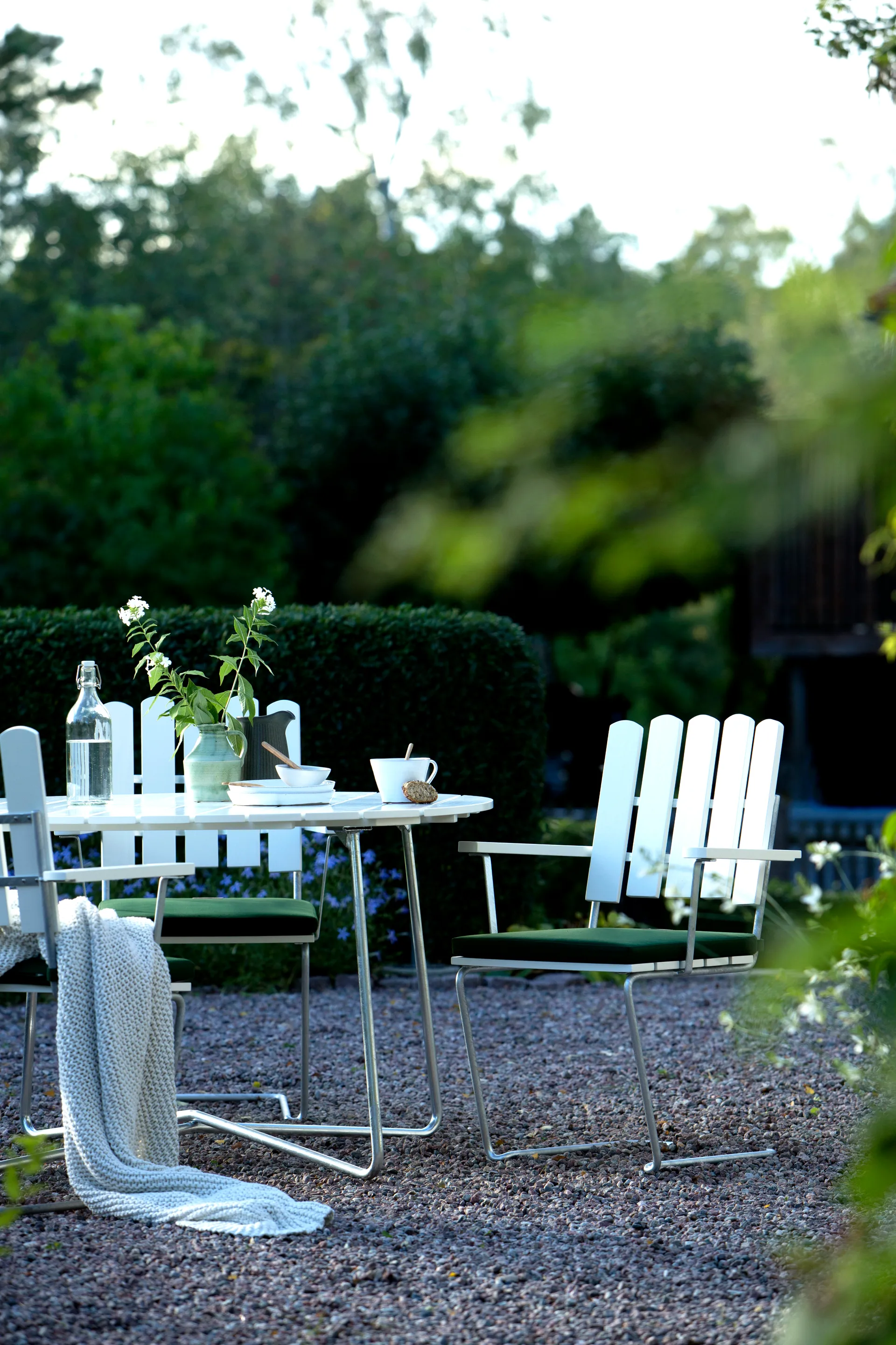 Grythyttan matgrupp vit 9A Ø120cm + 5st A2 Grythyttan Stålmöbler