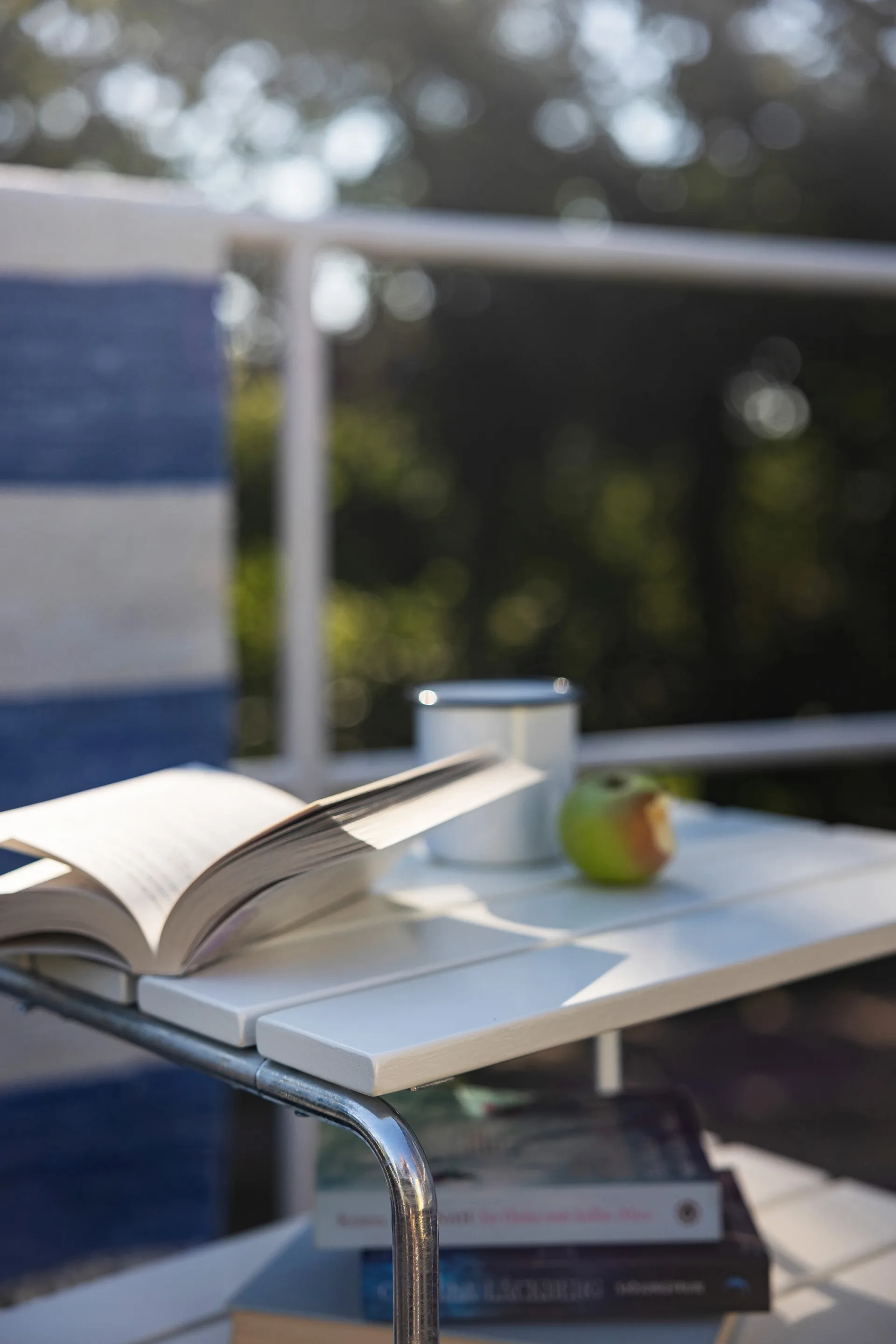 Grythyttan sidobord, Vit lack ek-varmförzinkat stativ Grythyttan Stålmöbler