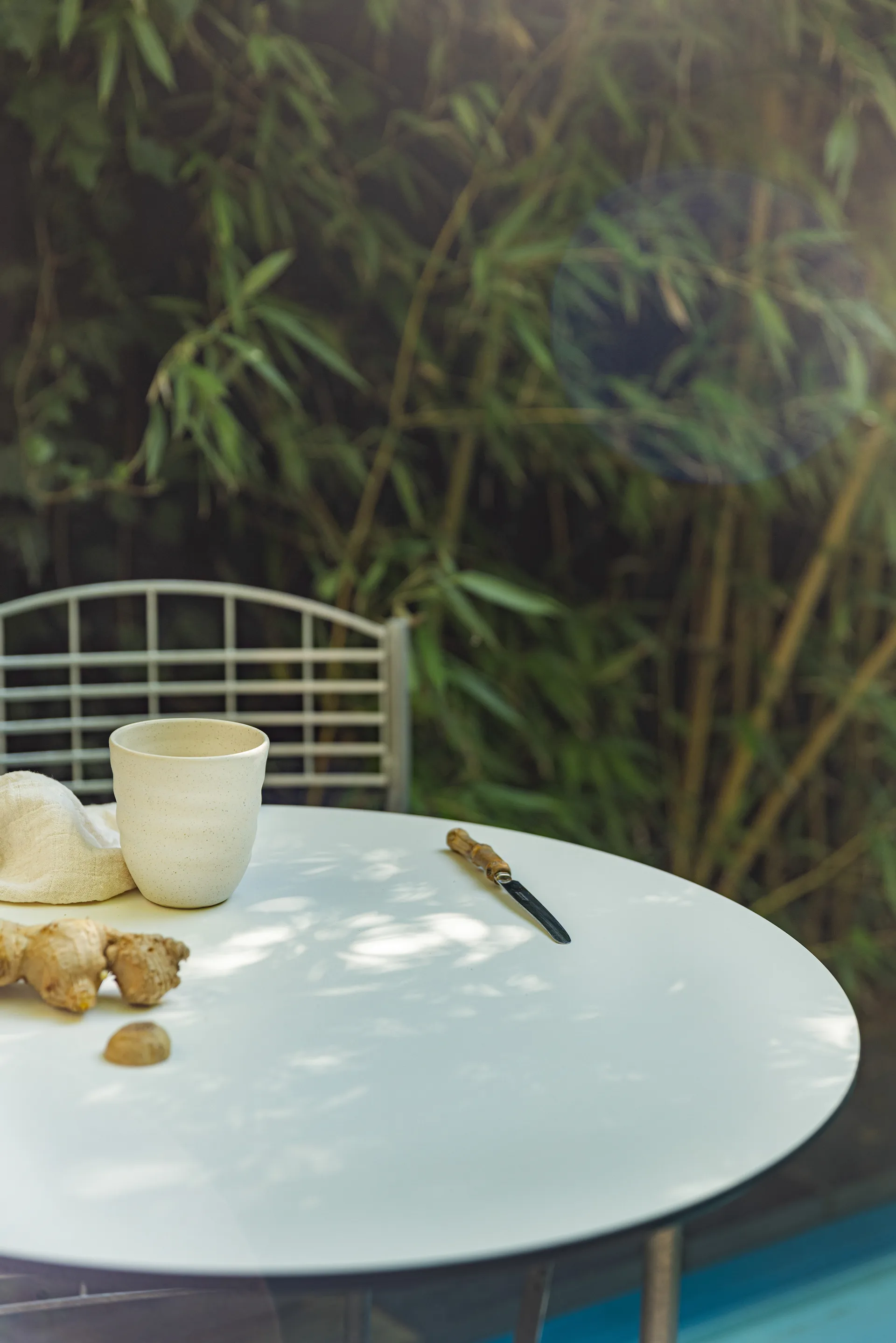 High Tech bord ø60 cm, Vit-varmförzinkat stativ Grythyttan Stålmöbler