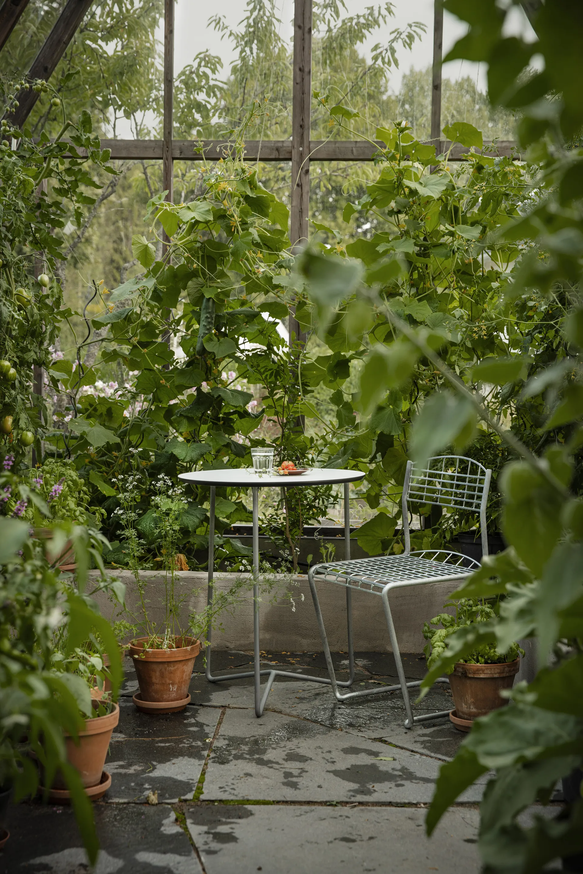 High Tech bord ø60 cm, Vit-varmförzinkat stativ Grythyttan Stålmöbler