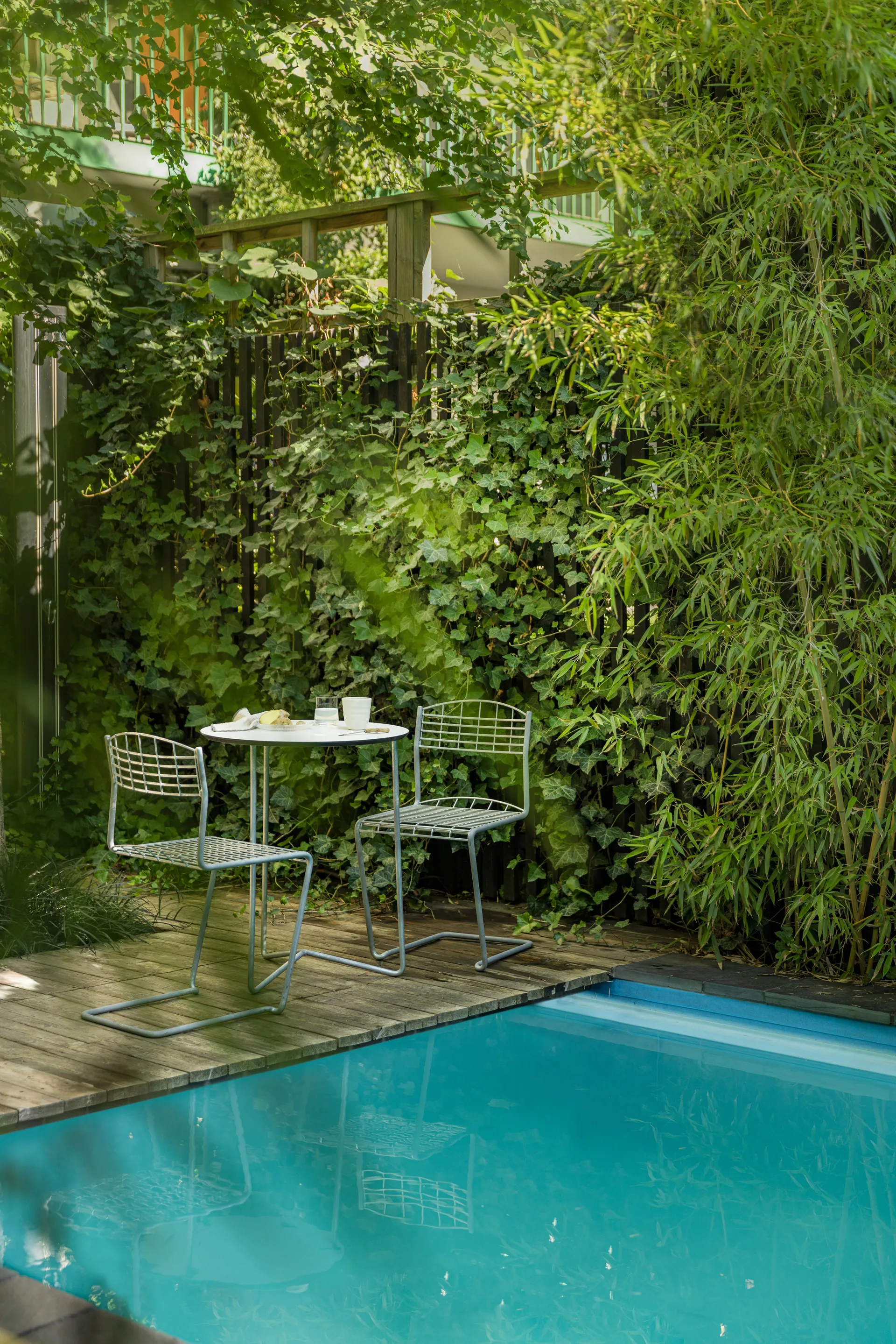 High Tech bord ø60 cm, Vit-varmförzinkat stativ Grythyttan Stålmöbler