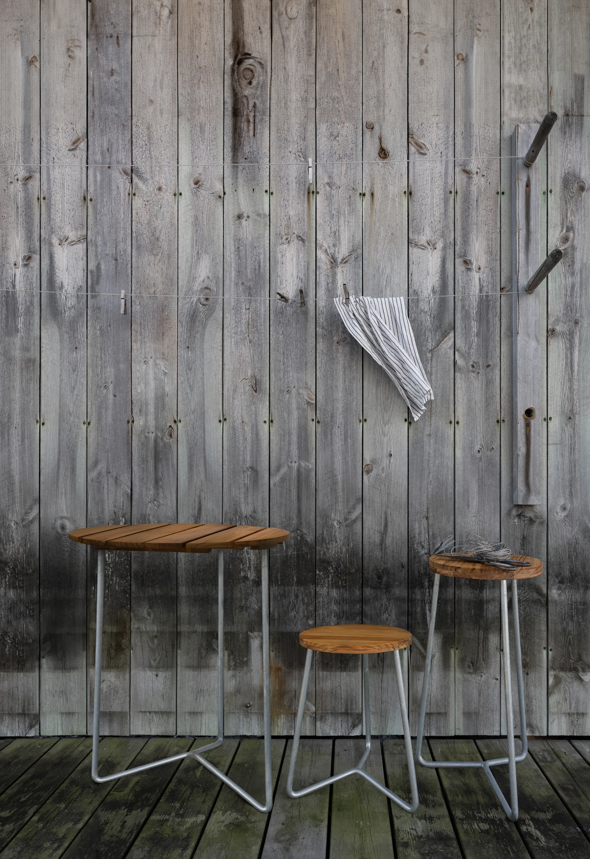Table 6B bord Ø60 cm, Obehandlad teak- varmförzinkad stativ Grythyttan Stålmöbler