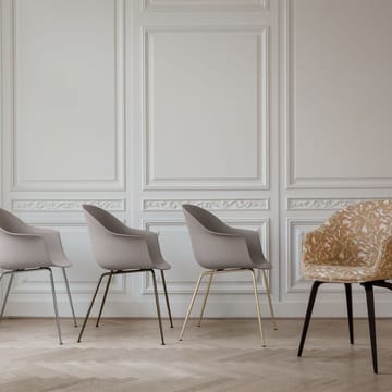 Bat stol - new beige, svartbetsat bokstativ - GUBI
