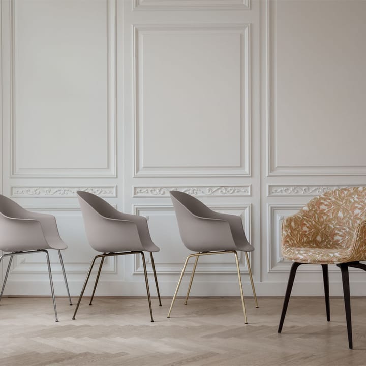 Bat stol, new beige, svartbetsat bokstativ GUBI
