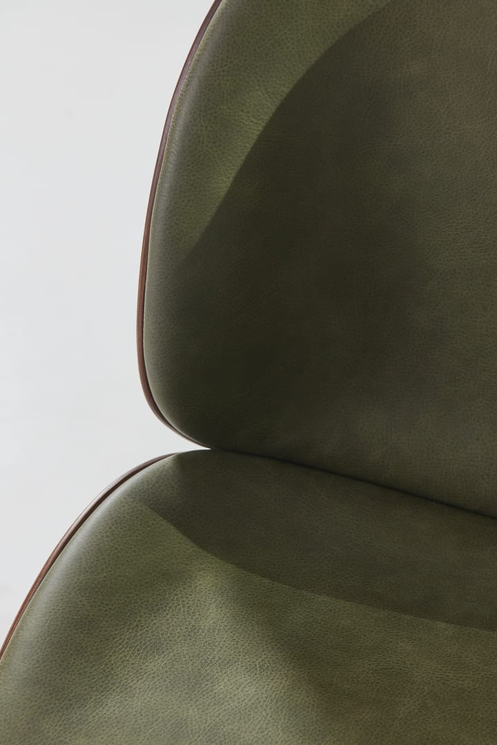 Beetle framsidesklädd stol valnöt, Leather Army-antigue brass GUBI
