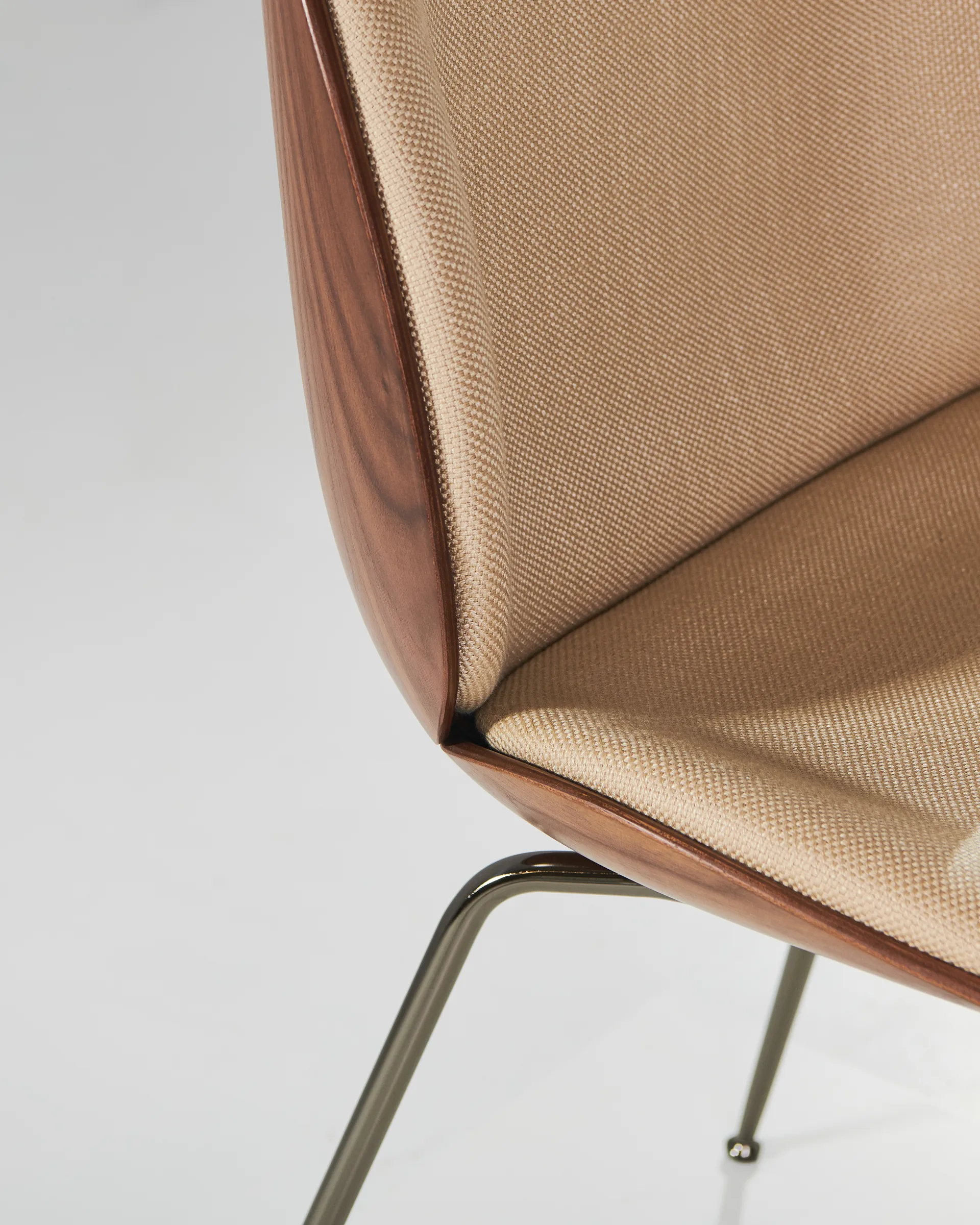 Beetle framsidesklädd stol valnöt, Svartkromad-Flair 134 GUBI