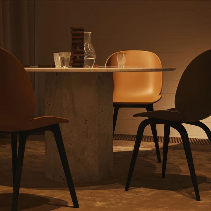 Beetle Plastic stol - amber brown, svarta ben - GUBI