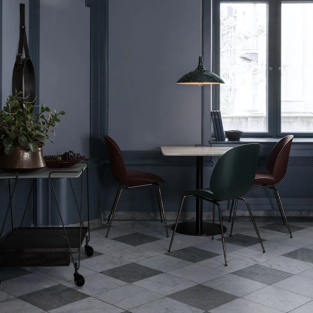 Beetle stol, amber brown, mattlackat ekstativ GUBI