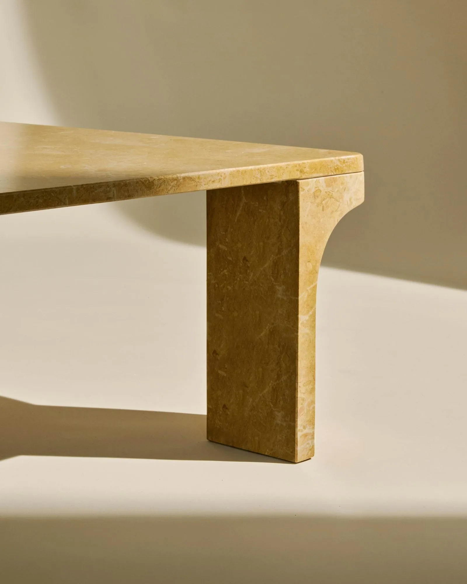 Doric soffbord, Honey Amber marmor, 140x80 cm GUBI