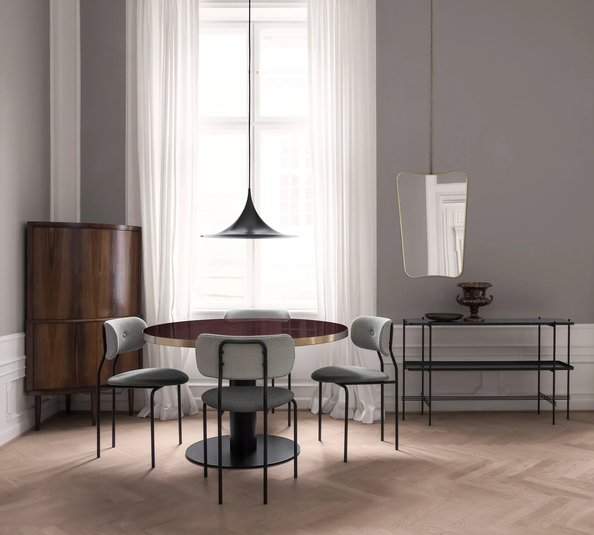 F.A.33 Rectangulaire spegel, mässing GUBI