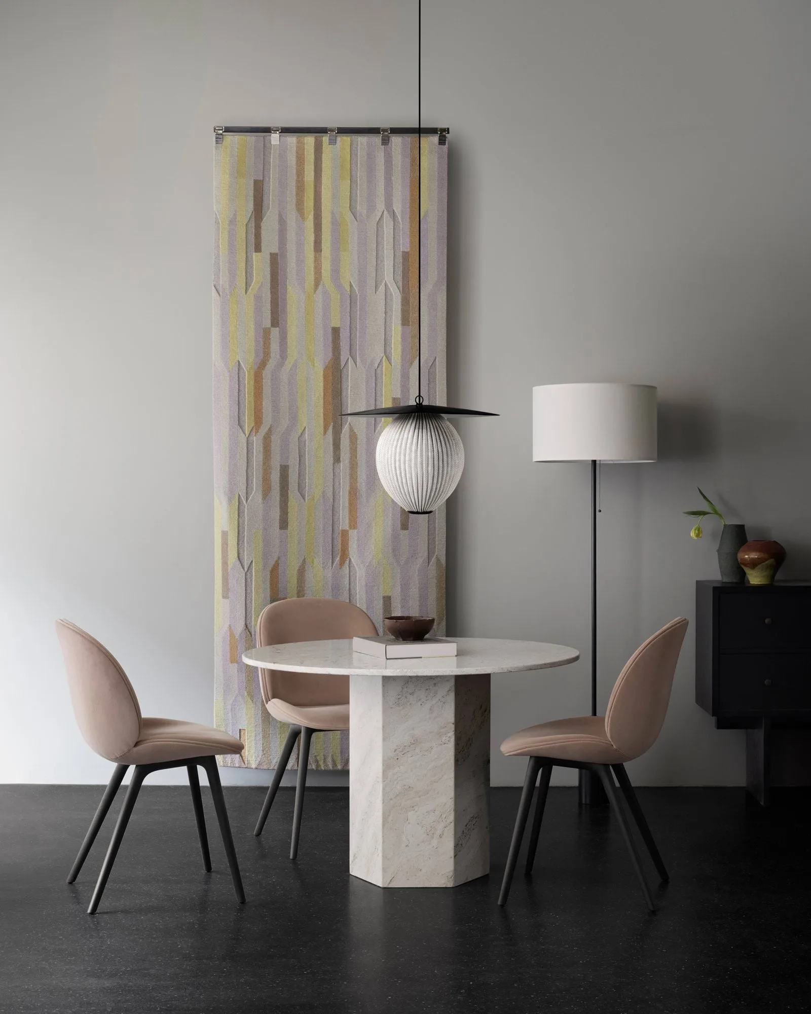 Gravity golvlampa, Maroon marble-white GUBI