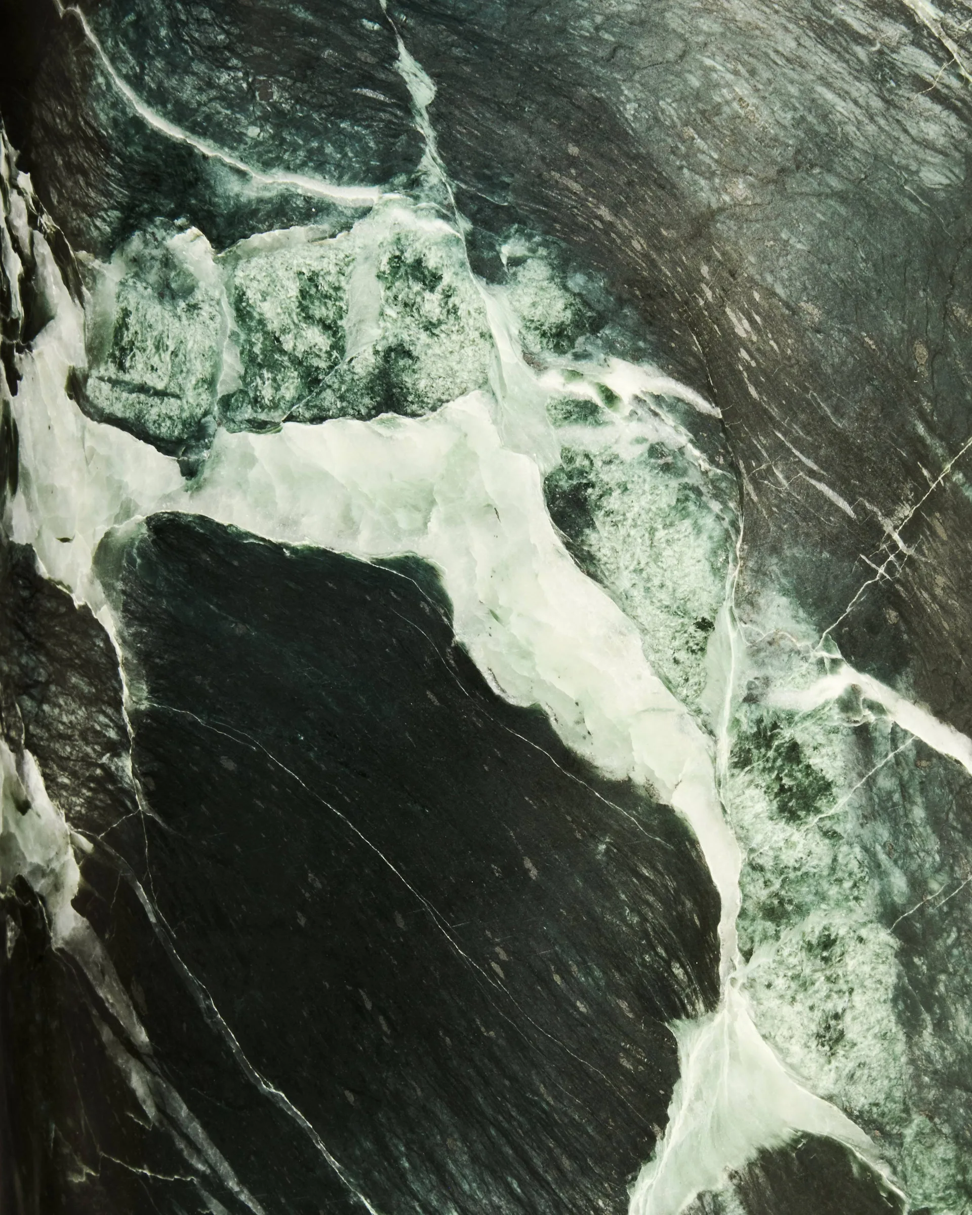 Gravity L bordslampa, Emerald marble-canvas GUBI