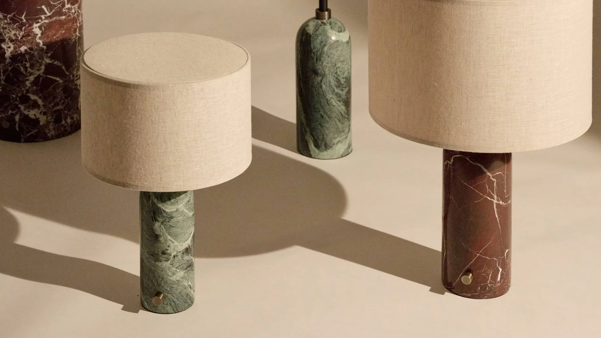 Gravity L bordslampa, Emerald marble-canvas GUBI