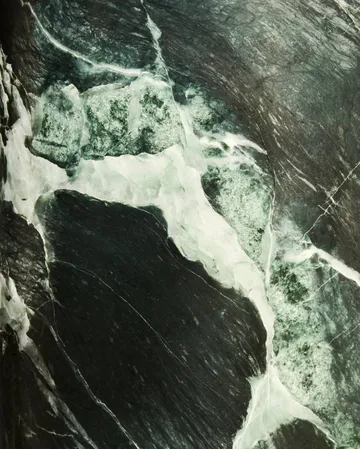 Gravity L bordslampa - Emerald marble-white - GUBI