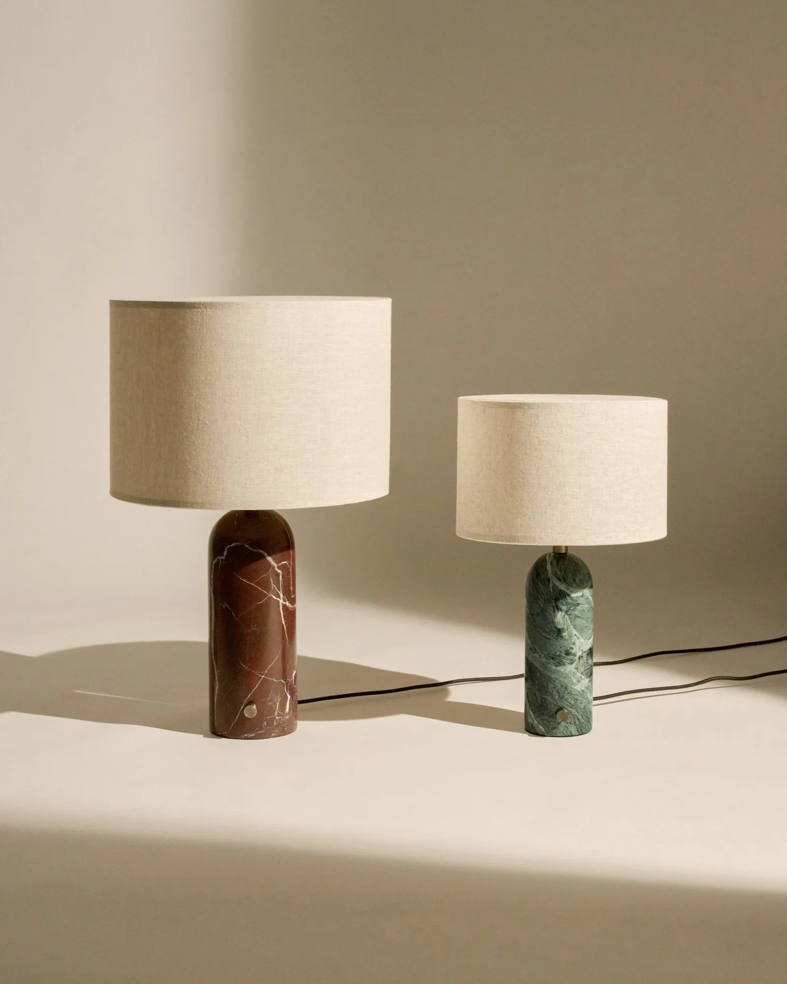 Gravity L bordslampa, Emerald marble-white GUBI
