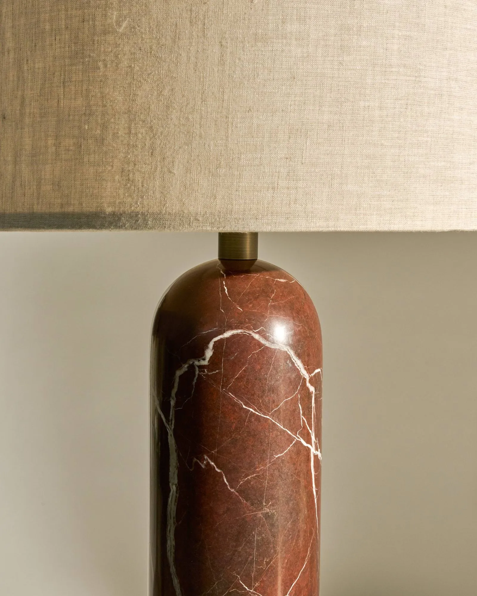 Gravity L bordslampa, Maroon marble-canvas GUBI