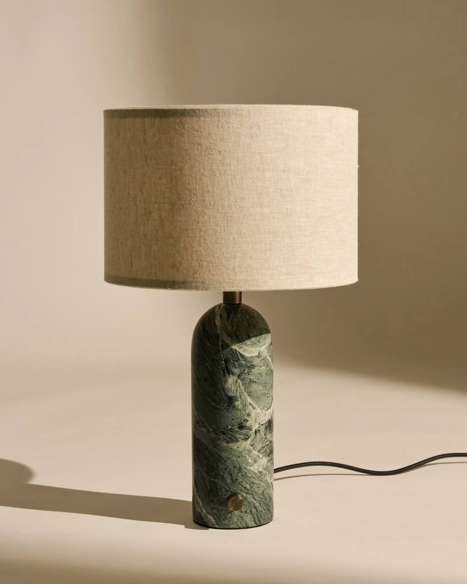 Gravity S bordslampa, Emerald marble-canvas GUBI