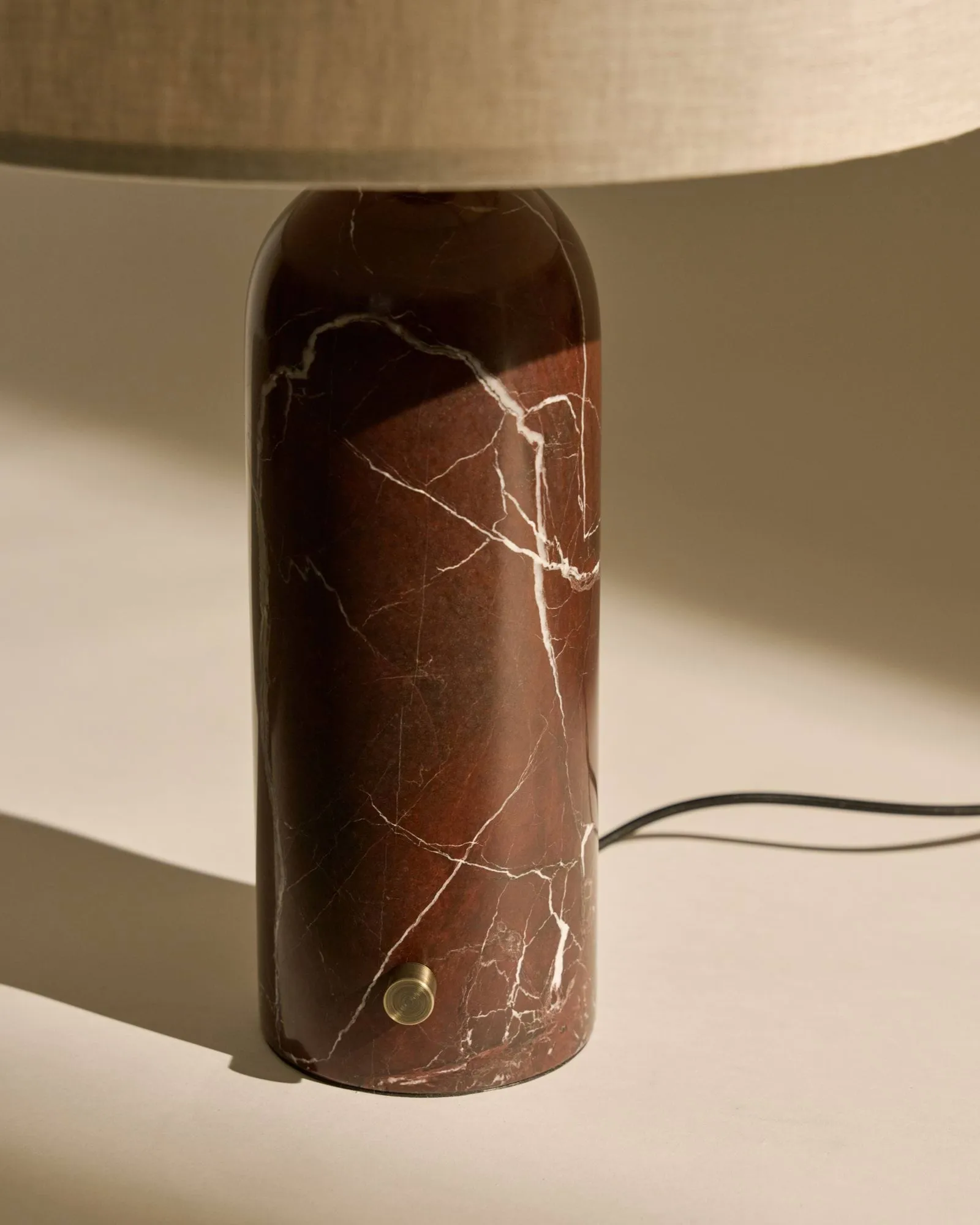 Gravity S bordslampa, Maroon marble-canvas GUBI