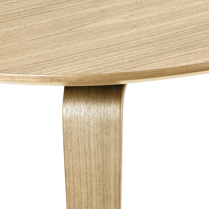 Gubi Elliptical matbord, american walnut GUBI