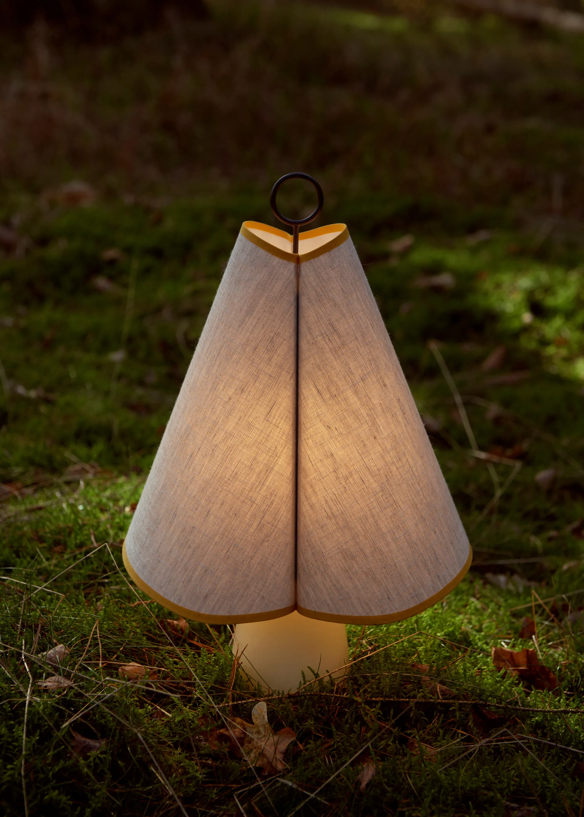 Hornbæk portabel bordslampa, Poppy yellow GUBI