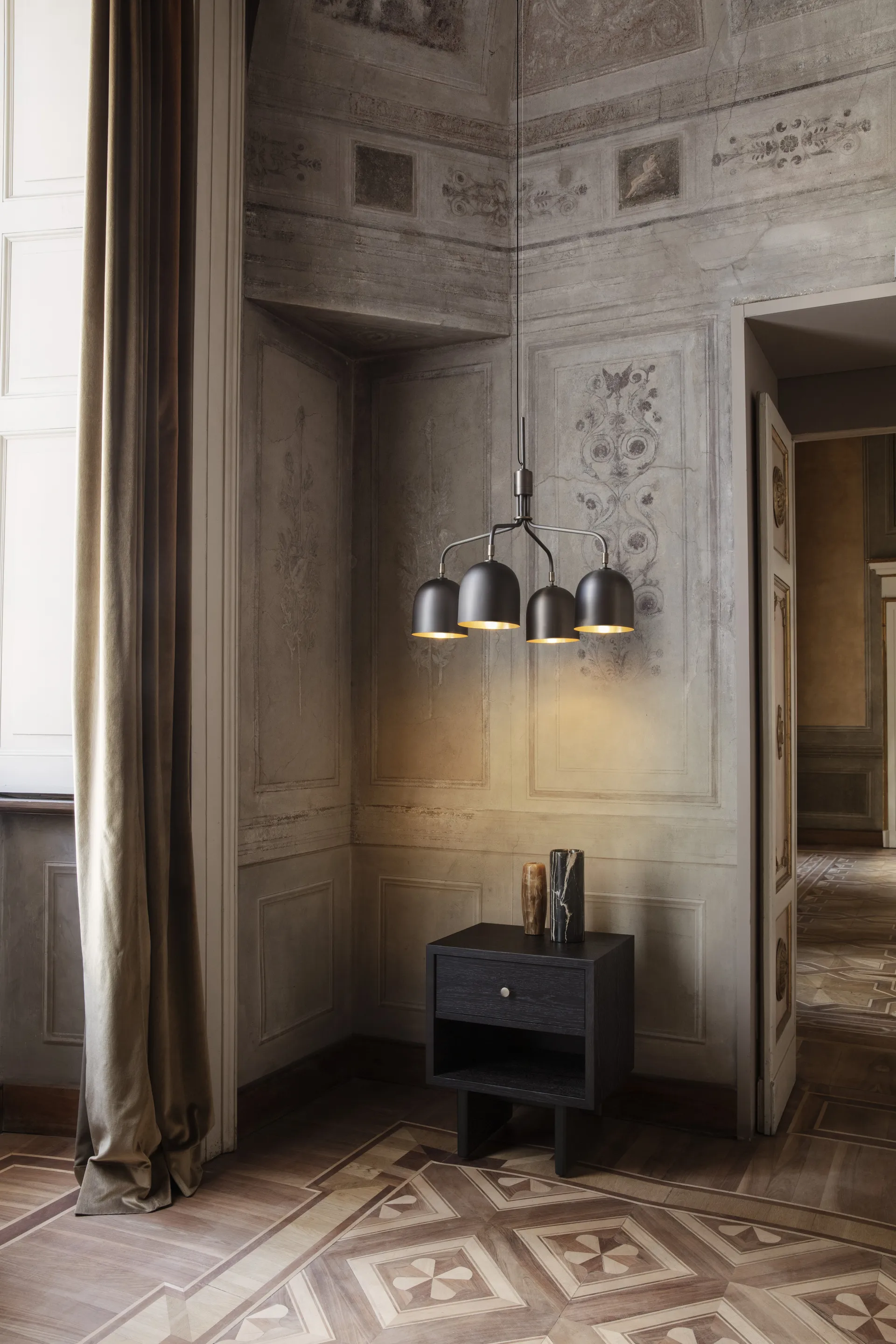 Howard takkrona 4 korta armar, Gunmetal GUBI