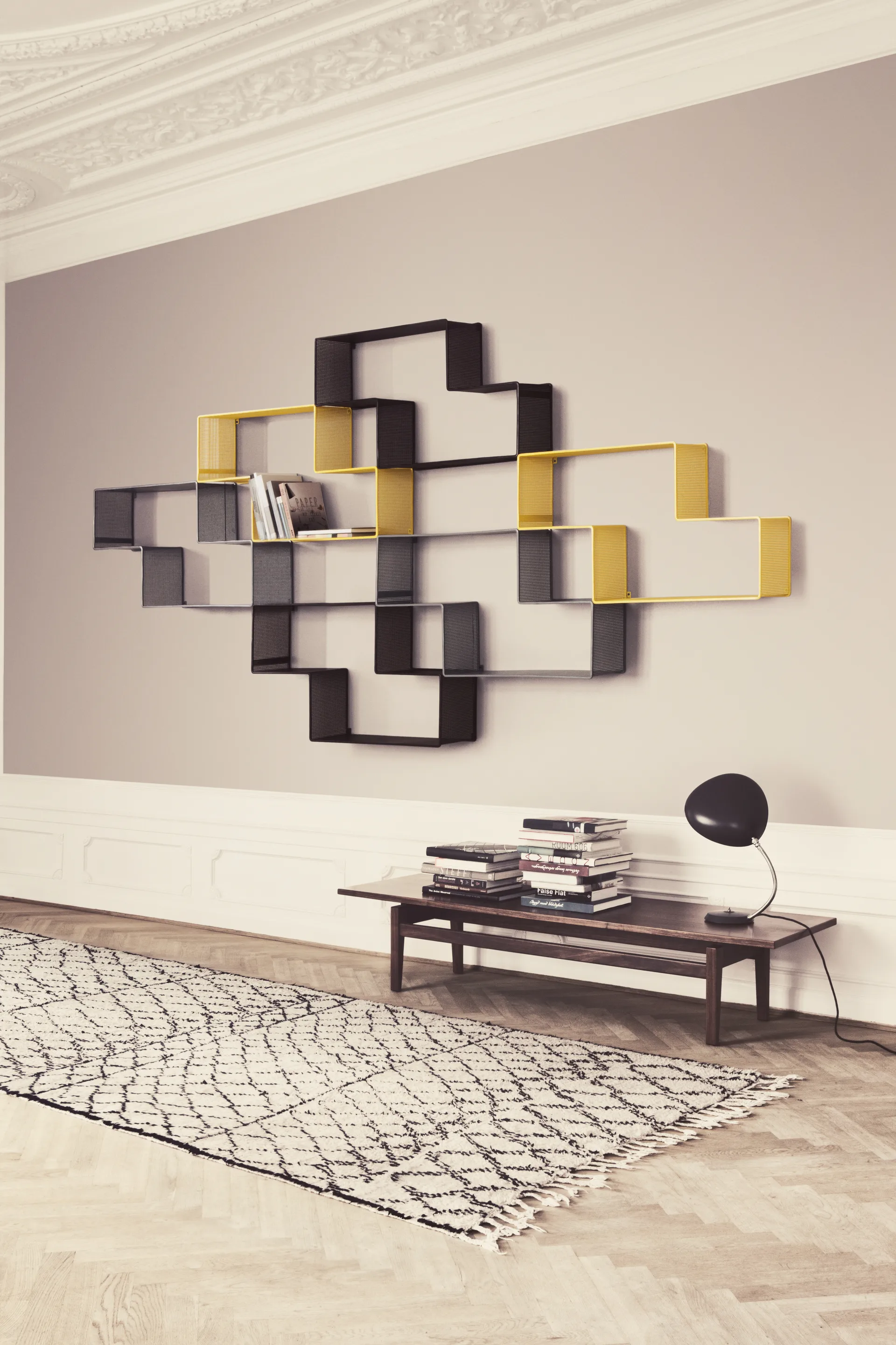 Matégot Dedal bokhylla, Cream White Semi Matt GUBI