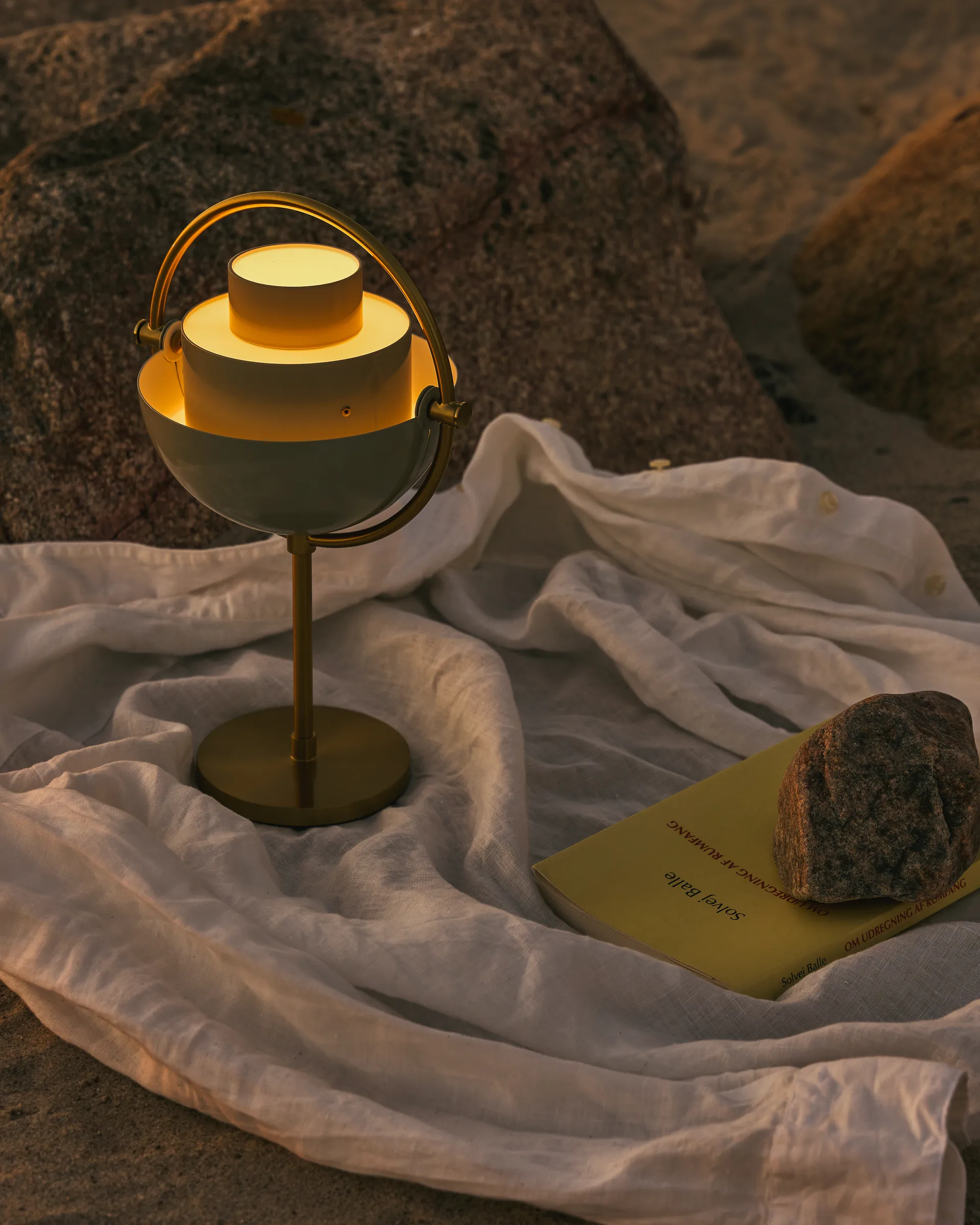 Multi-Lite portabel lampa, Pastel gray-brass GUBI