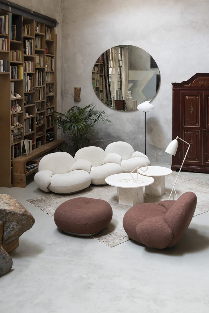 Pacha loungefåtölj med armstöd, Karakorum 001-pearl gold GUBI