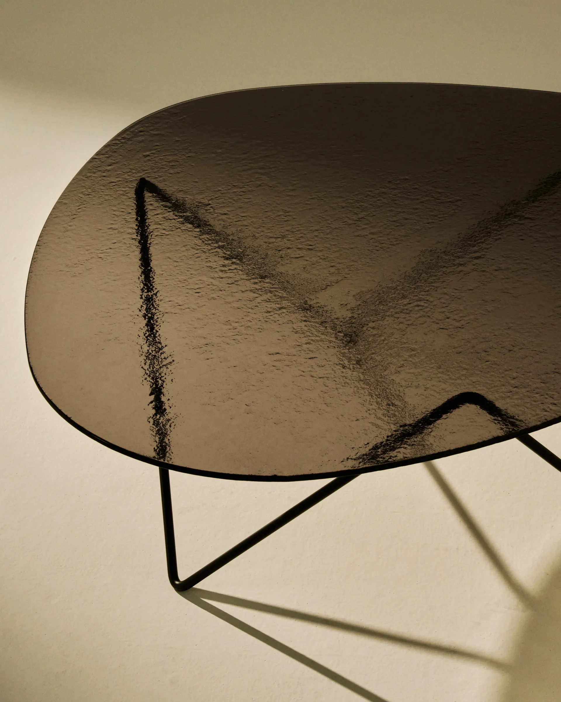 Pedrera soffbord, Svart semimatt-strukturglas brons GUBI