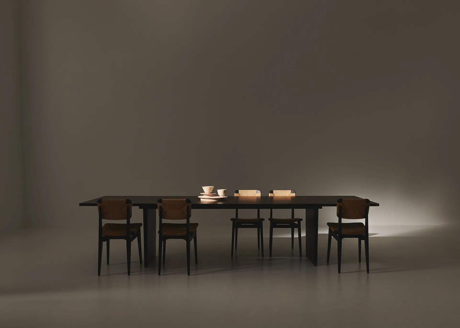 Private matbord 100x320 cm, Brun-svartbetsad ek GUBI