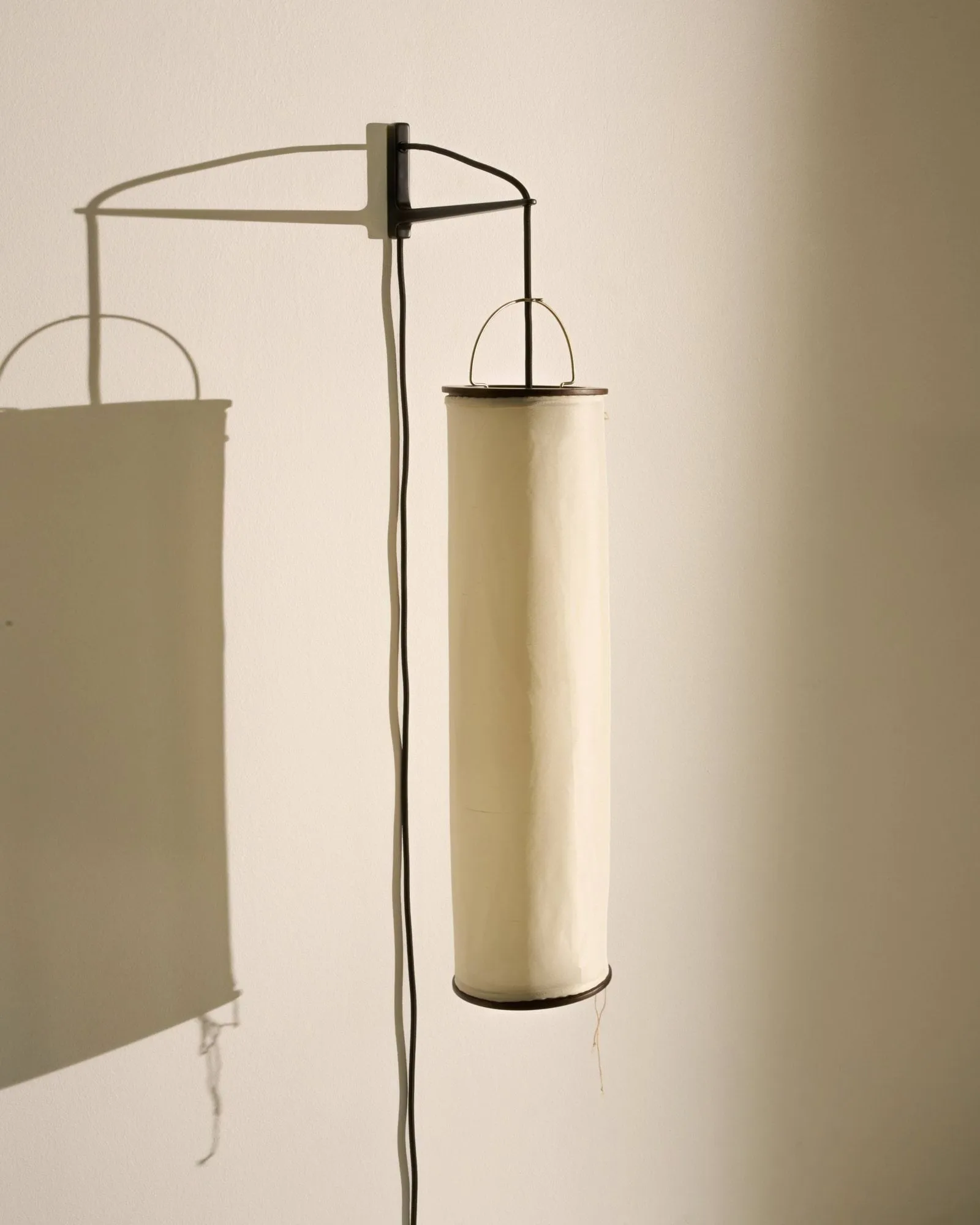 Silk Lantern vägglampa, Natural white silk-semi matt svart GUBI