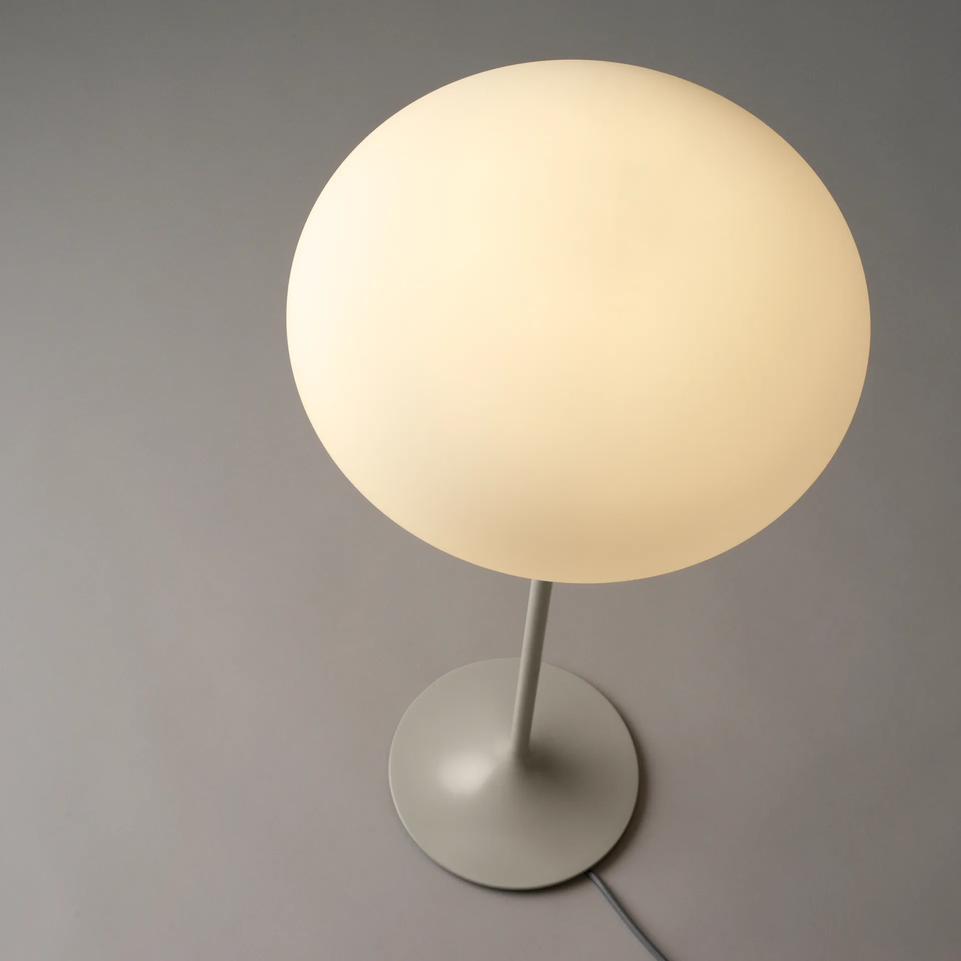 Stemlite bordslampa 70 cm, Pebble Grey GUBI