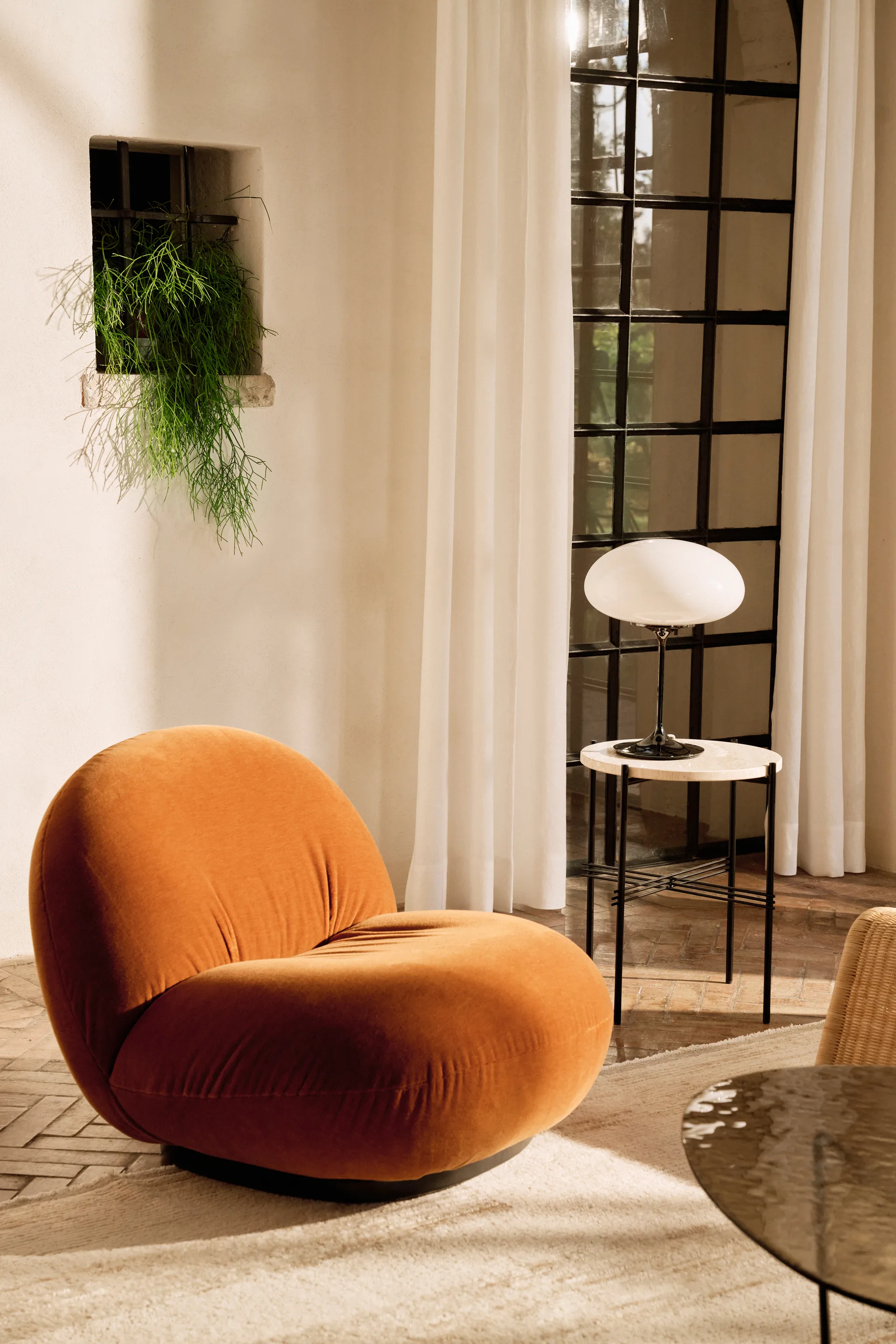 Stemlite bordslampa, Black chrome-opalglas, 42 cm GUBI