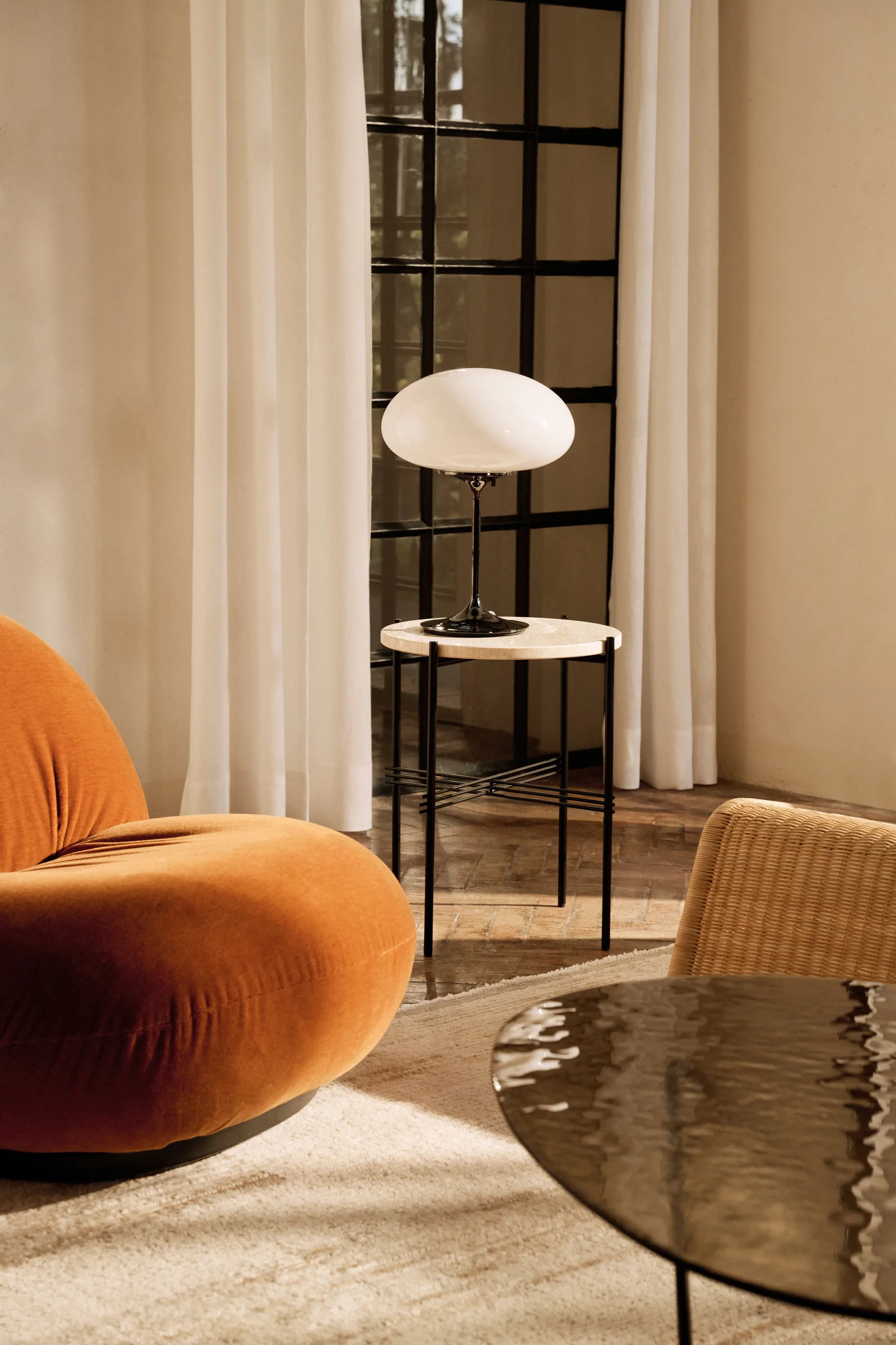 Stemlite bordslampa, Black chrome-opalglas, 42 cm GUBI