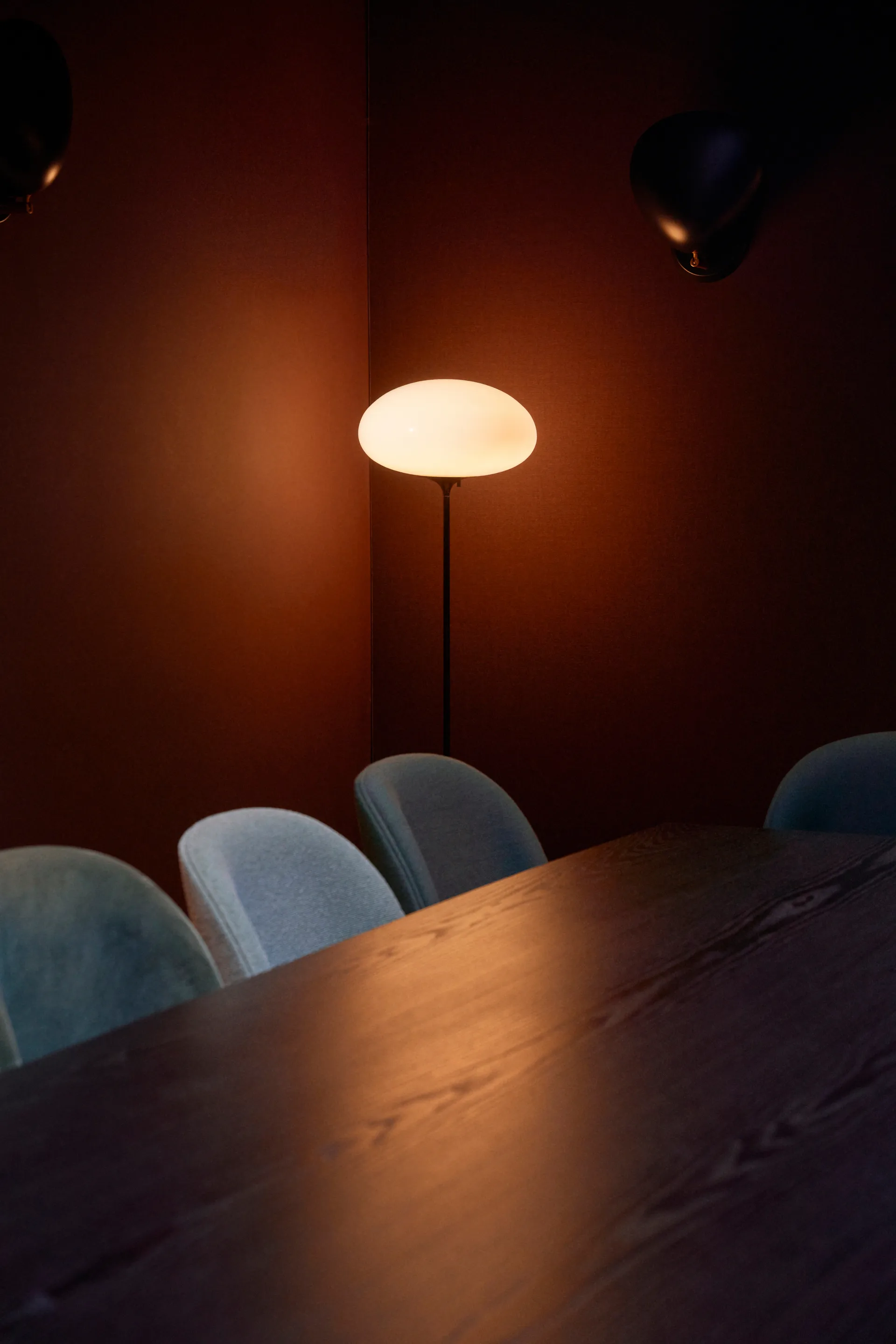 Stemlite golvlampa, Black chrome-opalglas, 110 cm GUBI